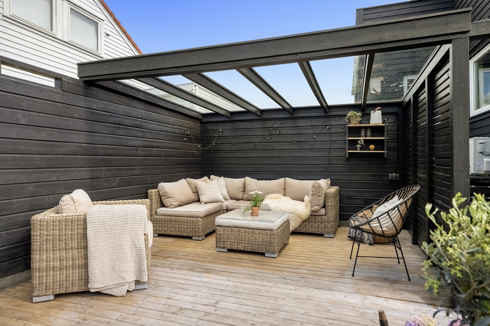 På den ene terrasseplattingen er det oppført flott pergola som skaper en lun og hyggelig atmosfære. Galleribilde