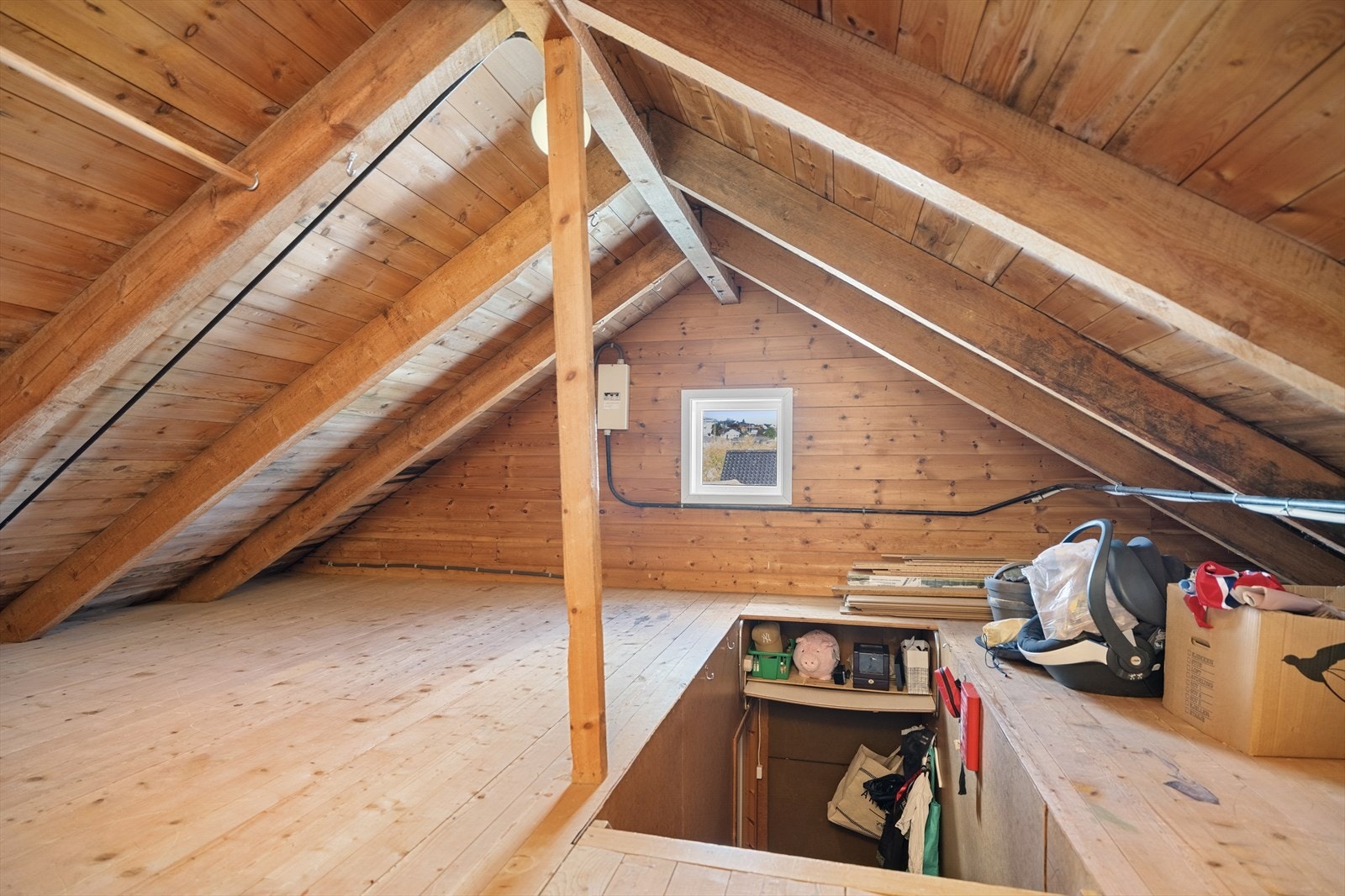 Loftsetasje med gode lagringsmuligheter. Galleribilde