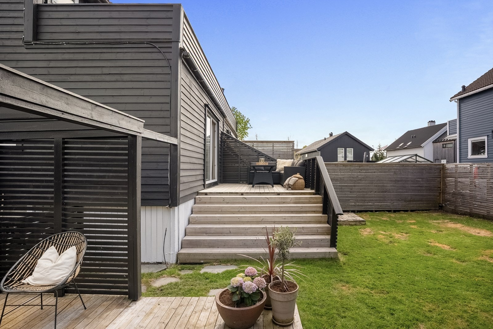 Hageområdet har to terrasser på totalt 27 m². Galleribilde