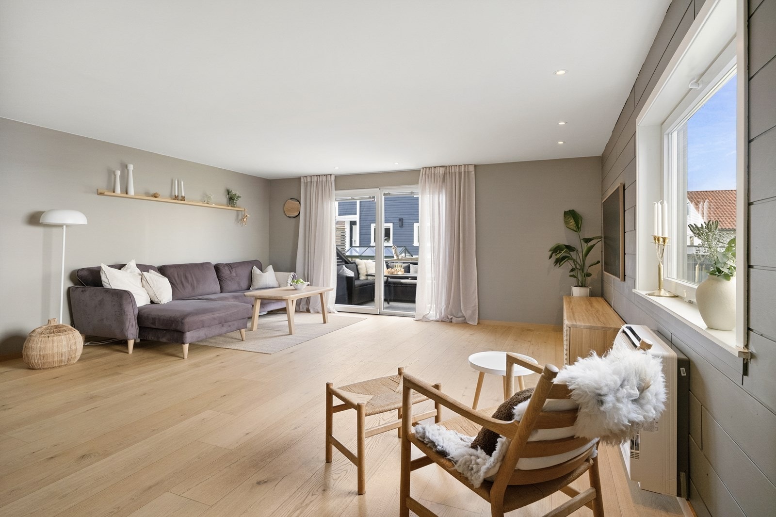 Velkommen inn! Stor stue med delikate vegger, herdet tregulv og downlights i tak. Galleribilde