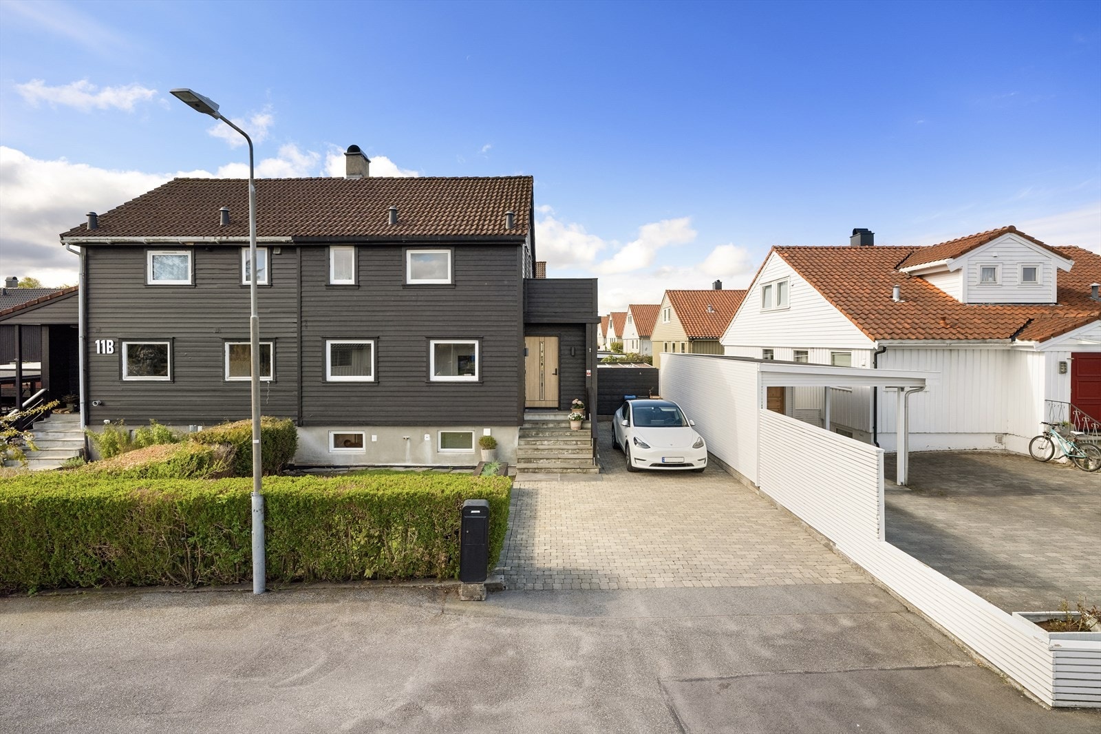 Det er gode parkeringsmuligheter på egen eiendom. Man eier et stykke ut i veien her, om ny eier ønsker å se på muligheten for å utvide gårdsrommet. Tomtegrensen her helt ute ved det hvite gjerdet til naboen. Galleribilde