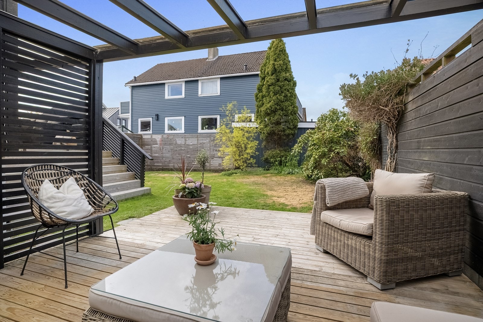 Fra stuen er det utgang til en herlig terrasse- og hageområde med gode solforhold. Galleribilde