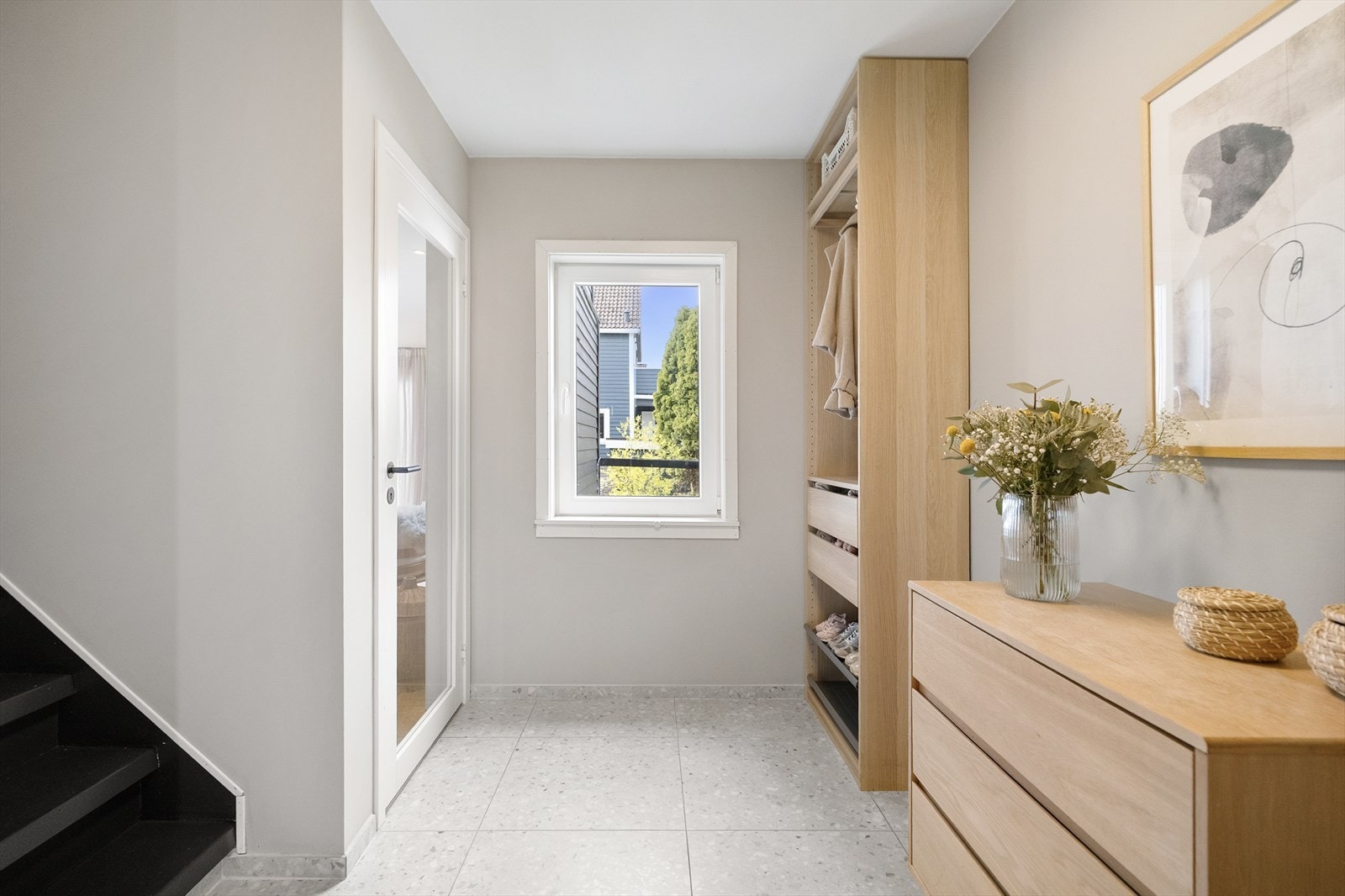 Ved inngangspartiet ønskes du velkommen inn i en praktisk og innbydende entré med fliser på gulv med behagelige varmekabler. Galleribilde
