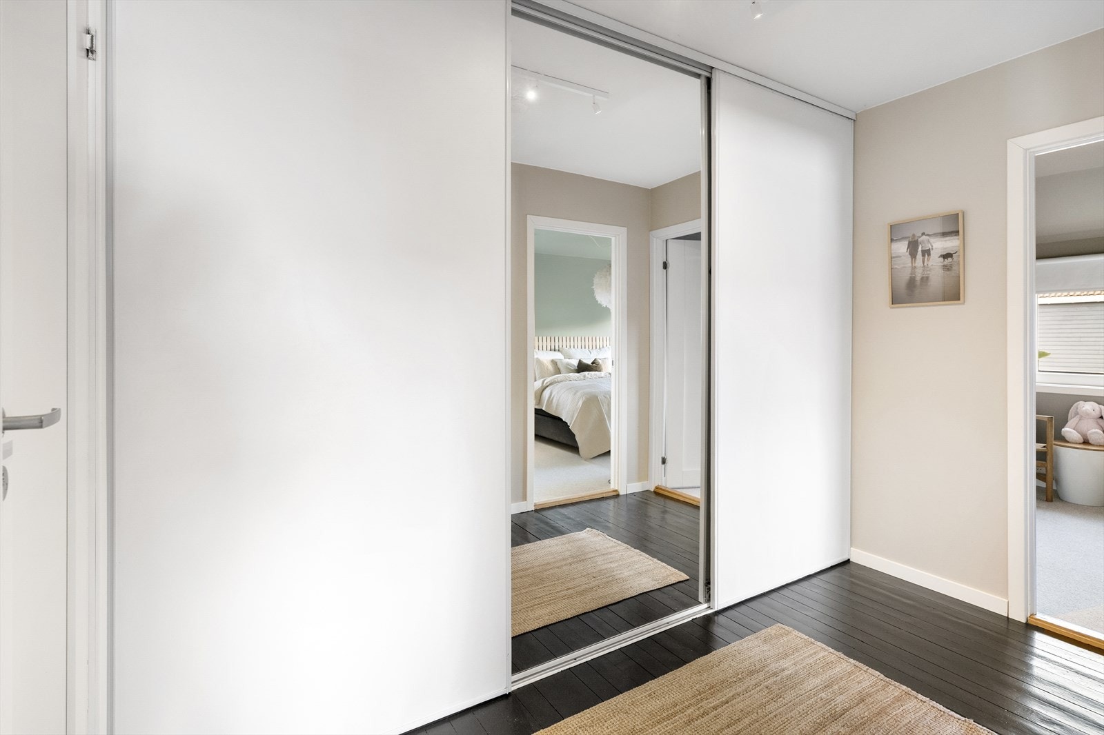 I mellomgang er det romslig skyvedørsgarderobe med god oppbevaringsplass. Galleribilde