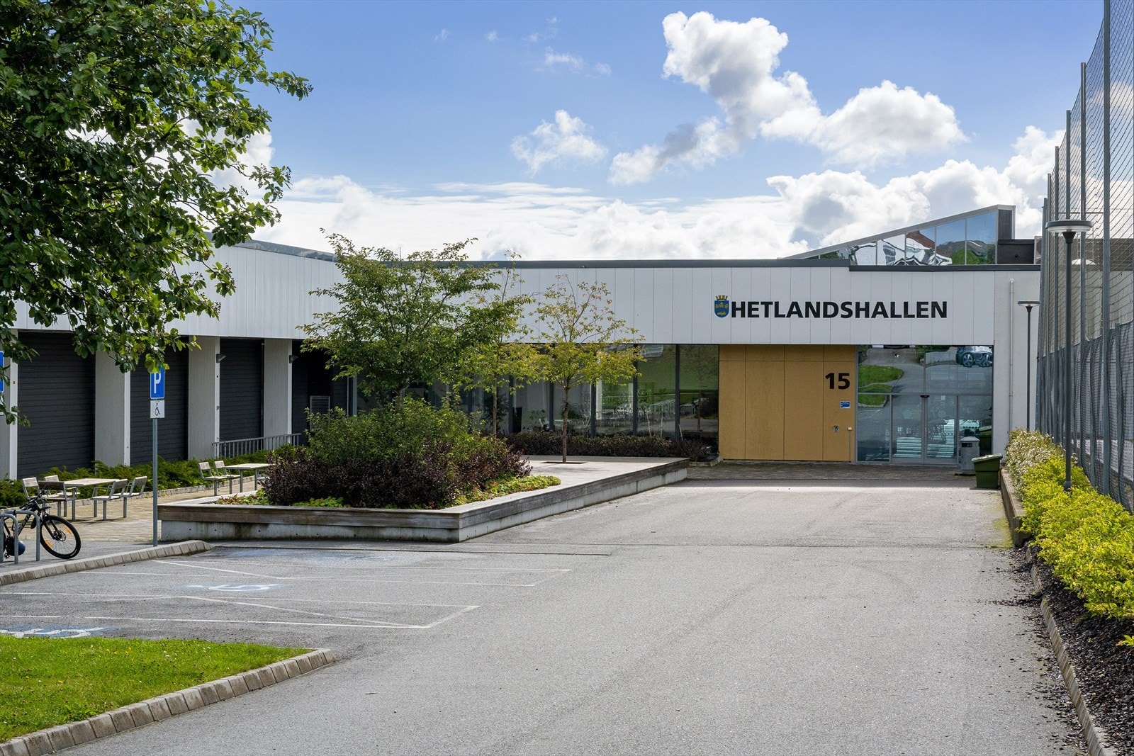 Hetlandshallen som har svømmebasseng og flere håndballbaner ligger innen kort avstand. Galleribilde