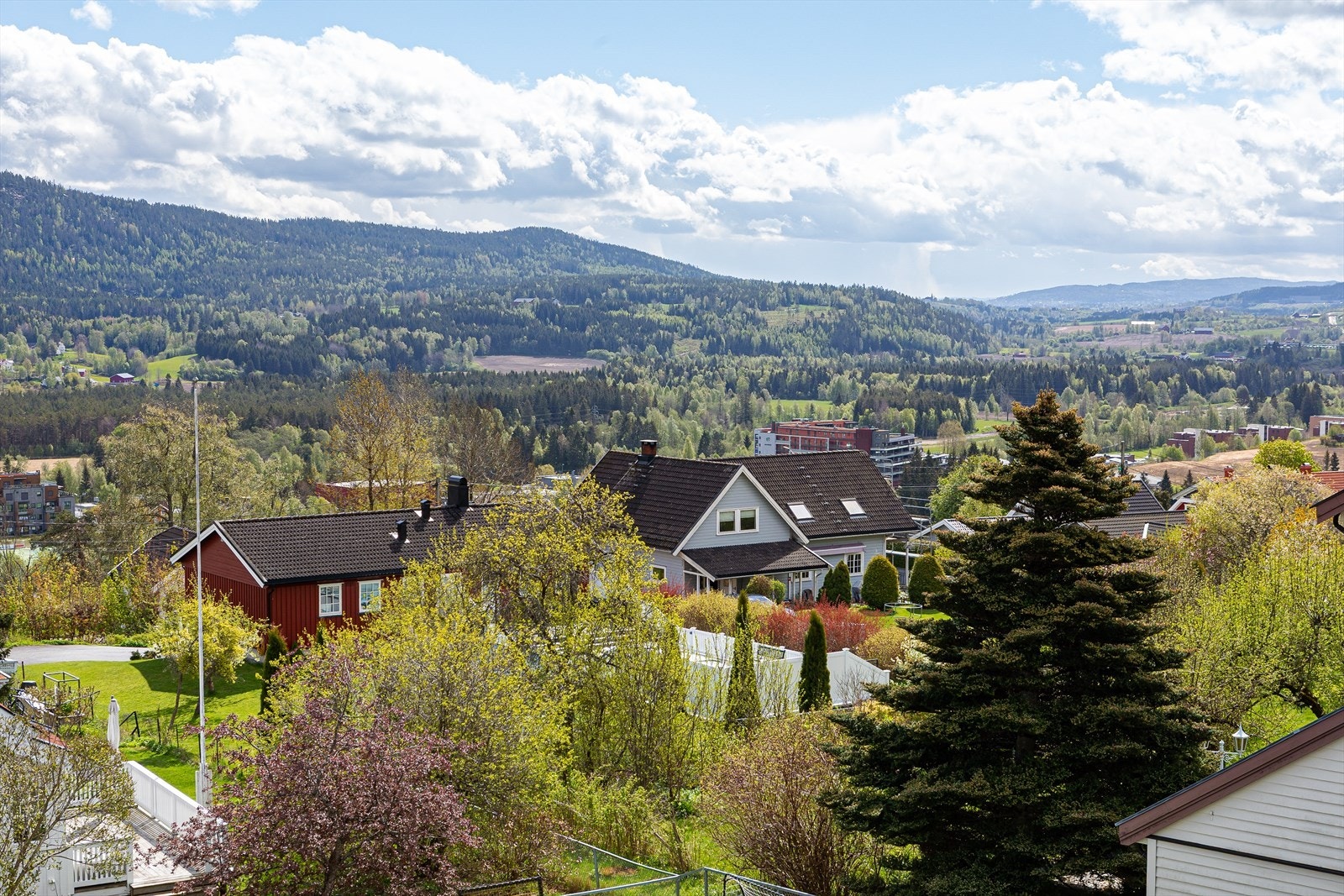 Kort spasertur til toget som tar deg til Oslo på kun 25 minutter. Kort vei til barnehage og gangavstand til skoler på alle trinn, samt Mosenteret hvor det er forretninger, bank, apotek, vinmonopol og gode servicetilbud Galleribilde