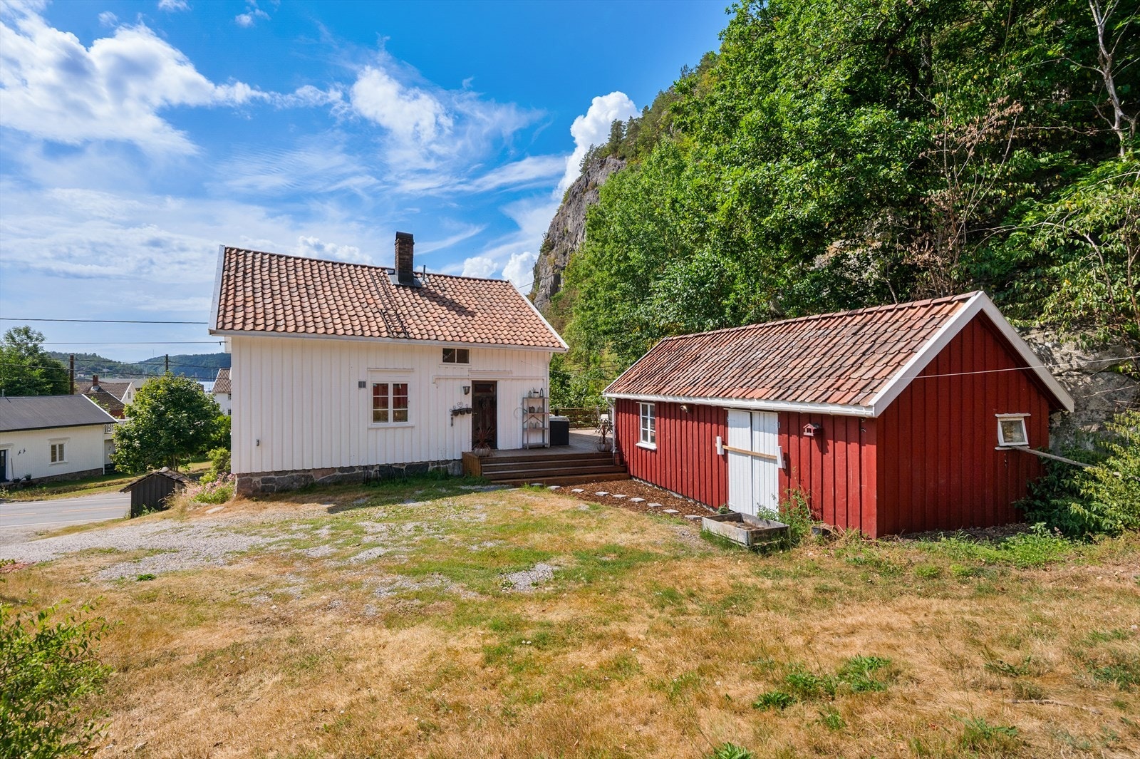 Her er god plass til parkering på egen tomt. Galleribilde
