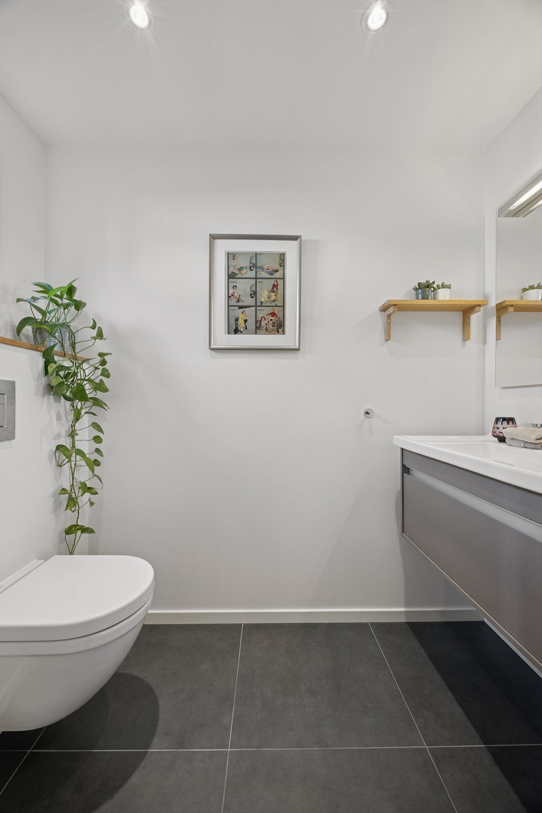 I tillegg til bad i 2. etasje og underetasje, finner du også et praktisk toalettrom i 1. etasje. Galleribilde
