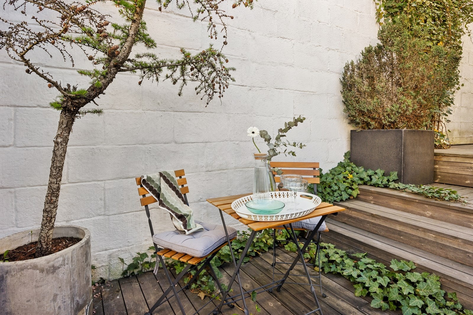 Uteplassene har dekorative plante- og blomsterkrukker som bidrar til en grønn og lun atmosfære. Galleribilde