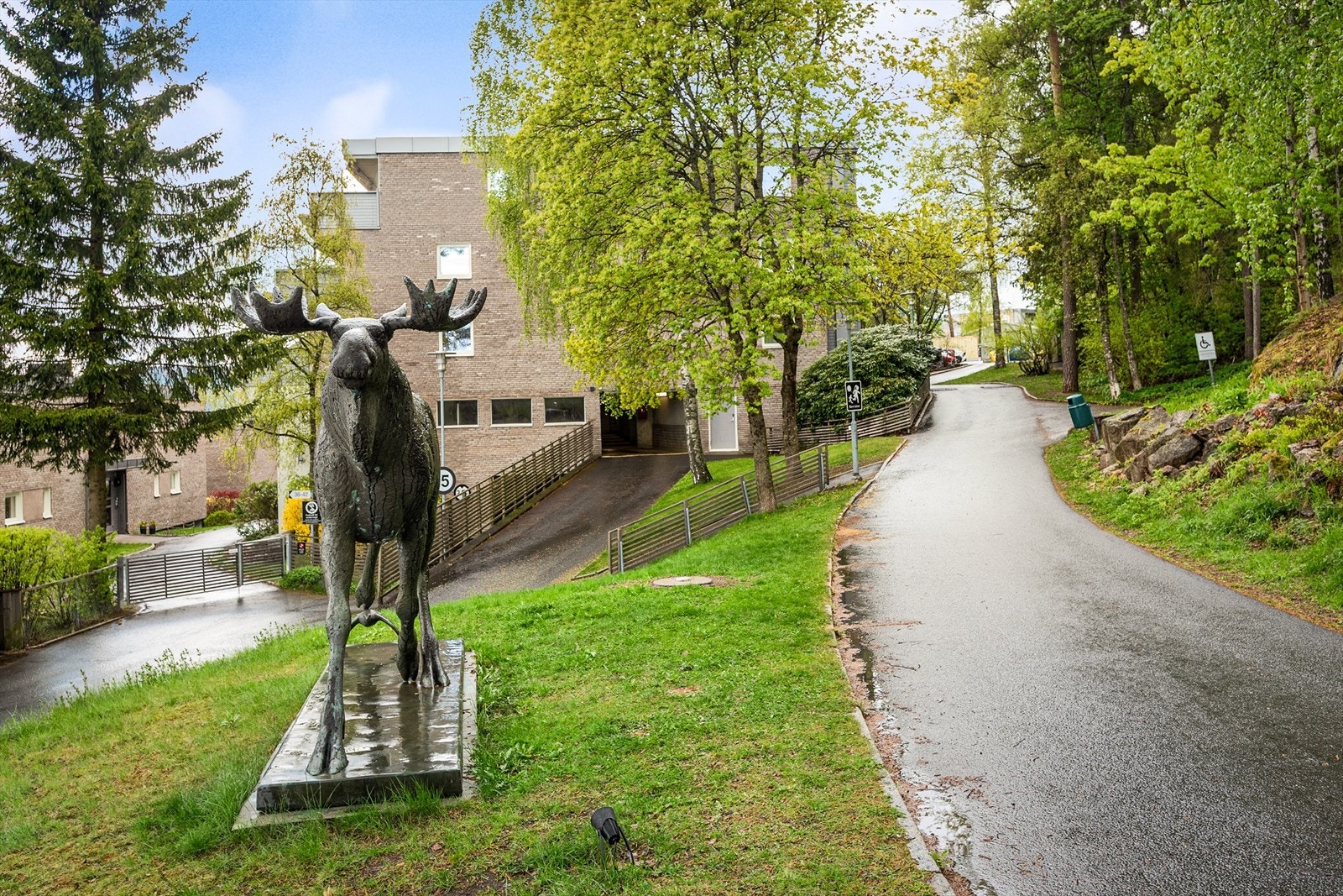 Det medfølger parkering under bygget, samt enkel adkomst ved flytting eller større leveranser Galleribilde