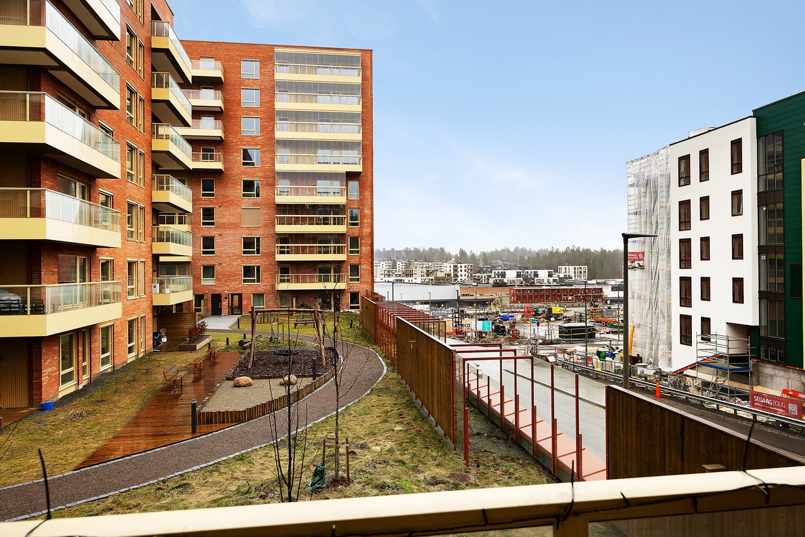 Nærområde har pent opparbeidet uteområder med lekeplass, beplanting og benker. Galleribilde