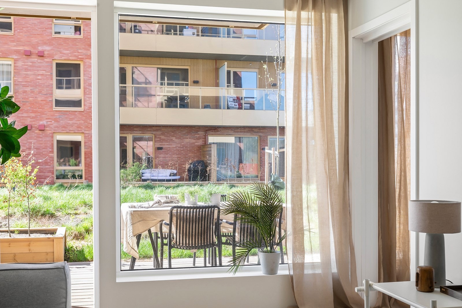 Fra stuen er det utgang til en vestvendt markterrasse på 19 kvm. Galleribilde