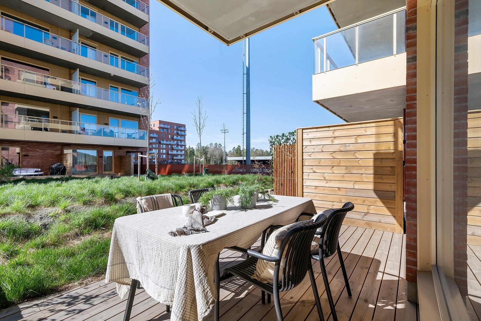 Boligen har en gjennomtenkt planløsning, rikelig med naturlig lys og en privat, vestvendt markterrasse som gir gode solforhold. Galleribilde
