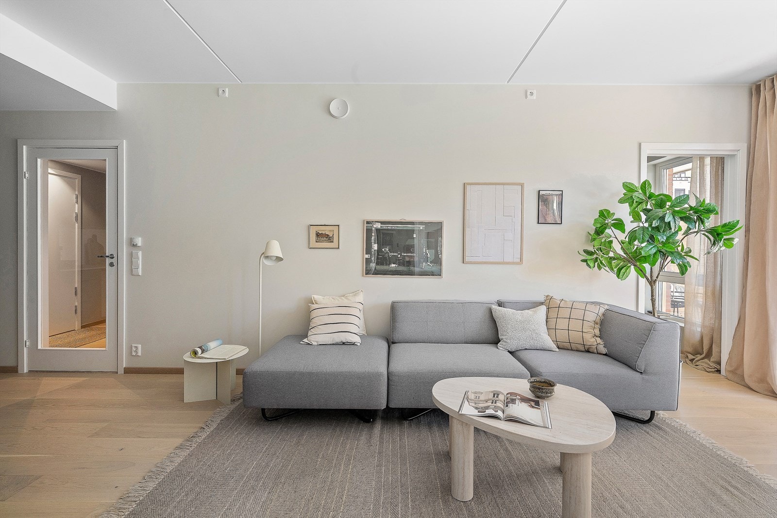 Stuen fremstår som luftig og romslig, med god plass til både sofagruppe og spiseplass. Galleribilde