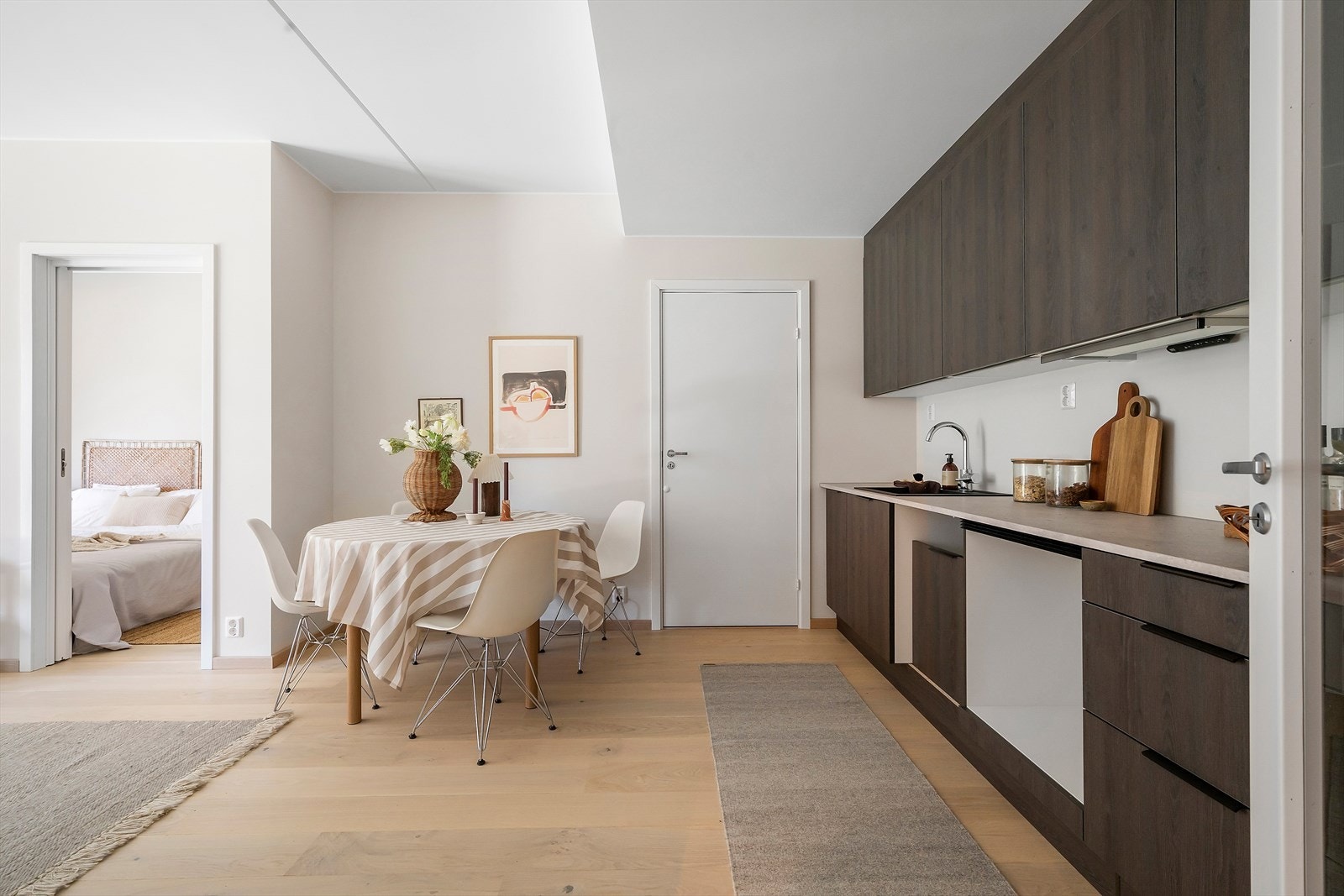 Kjøkkenet er fra HTH og er utstyrt med nedfelt vask, ettgreps armatur og integrert ventilator, og det er tilrettelagt for integrerte hvitevarer, med mulighet for tilpasning etter eget ønske. Galleribilde