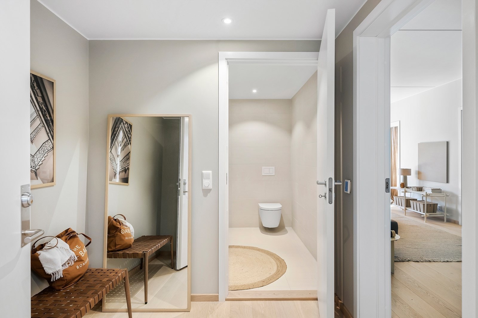 Det er gulvvarme på badet og opplegg for vaskemaskin. Galleribilde
