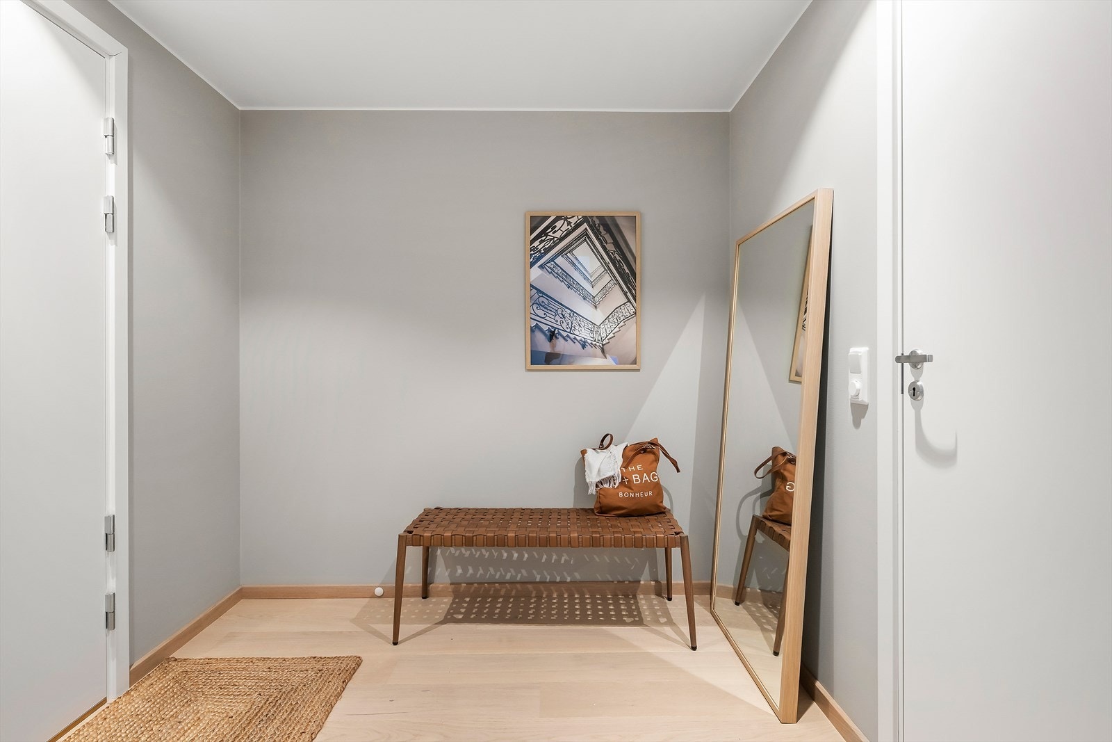 Lys og innbydende entré med 1-stavs, lys hvitpigmentert eikeparkett og vannbåren gulvvarme. Galleribilde