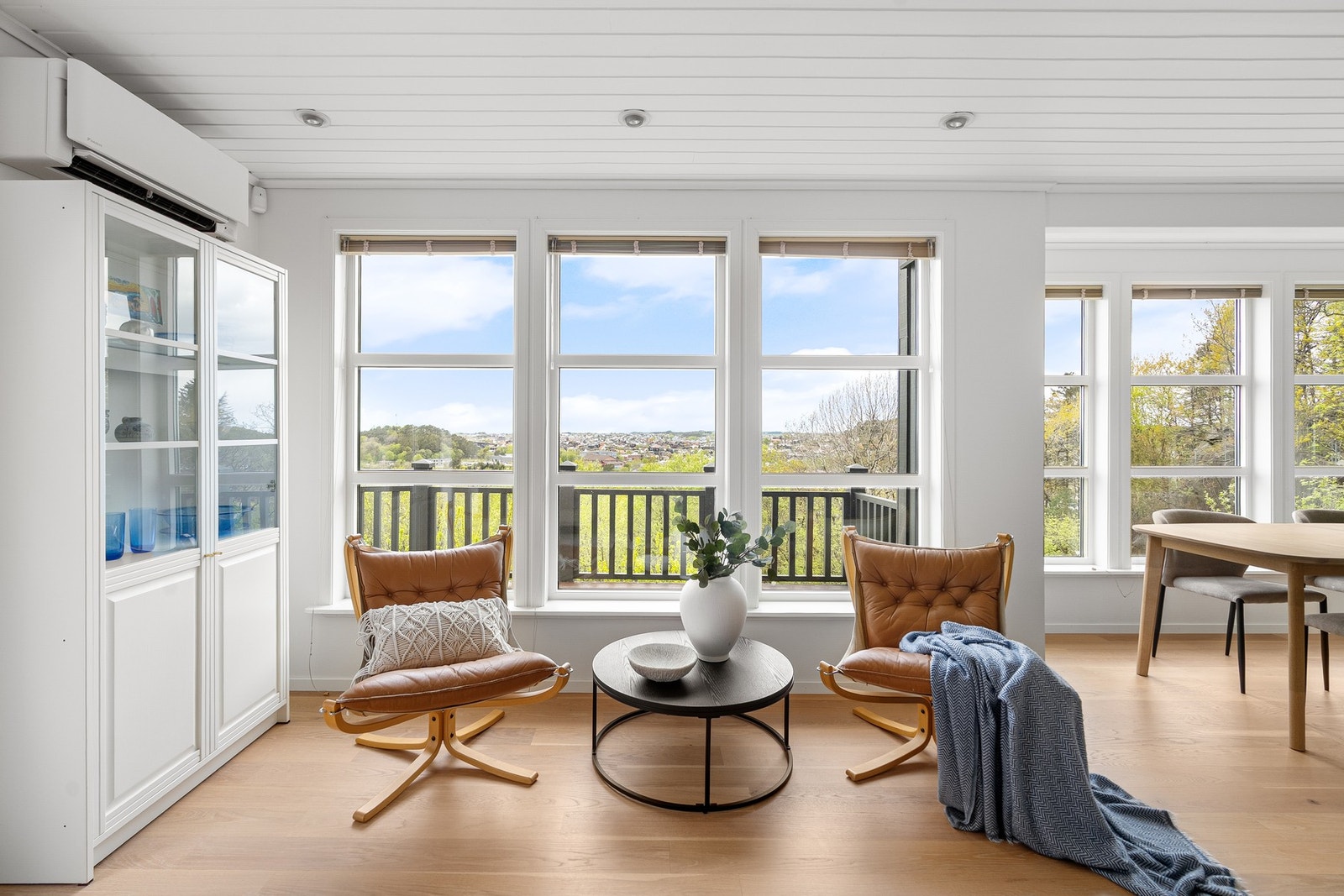 Sittegruppe hvor du kan nyte den flotte utsikten. Galleribilde
