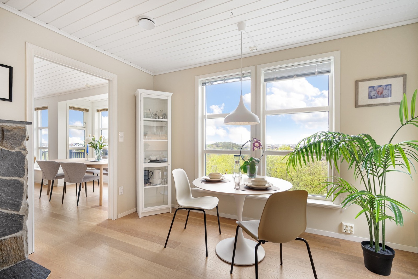 Kjøkkenet har god plass til en hyggelig spisegruppe med plass til 4-5 personer - perfekt for både rolige frokoster, hverdagsmiddager. Galleribilde