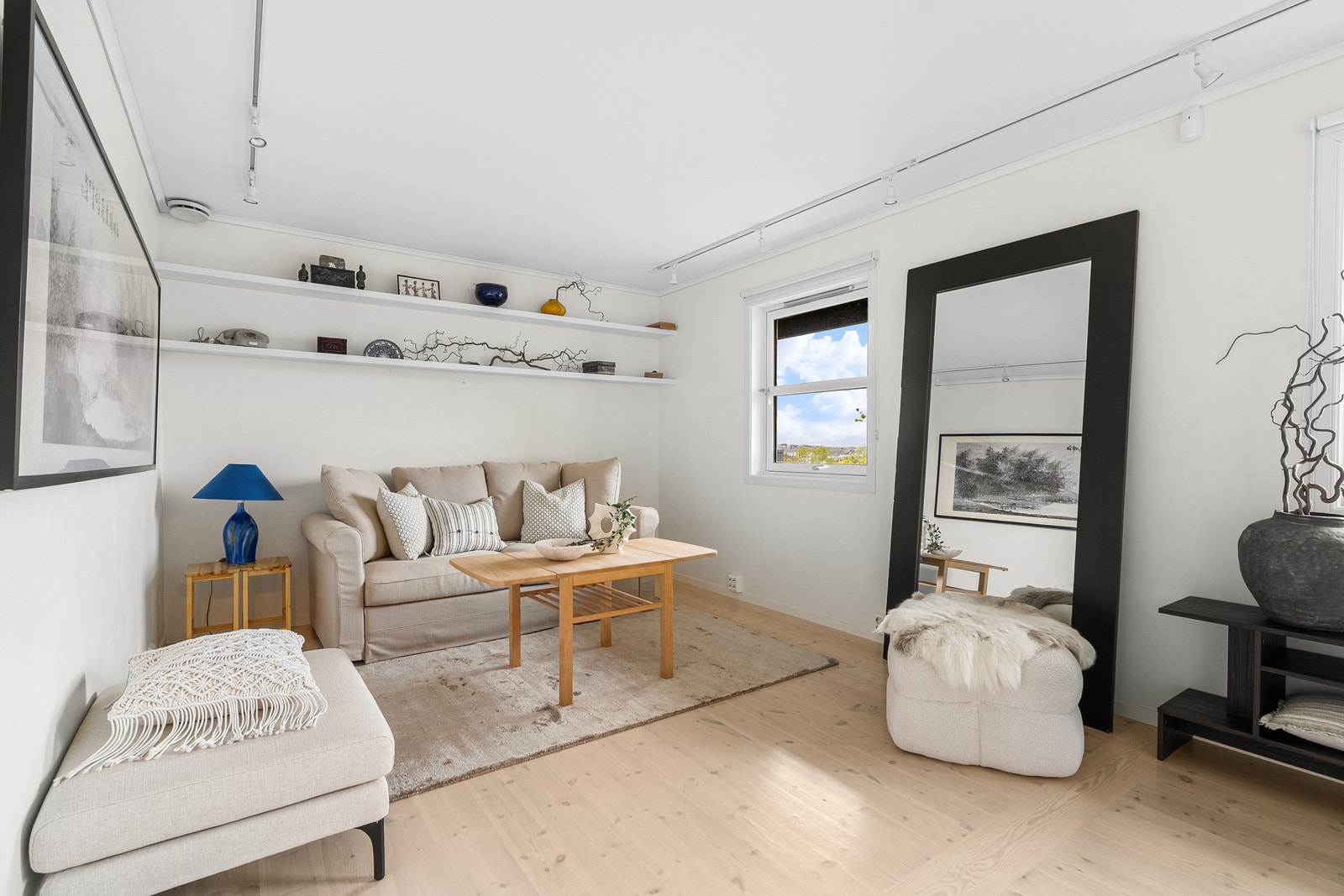 I U.etasjen er det åpnet opp mellom Kontor/arb og hagestue og rommet benyttes nå som kombinert oppholds- og treningsrom samt gjestesoverom. Galleribilde