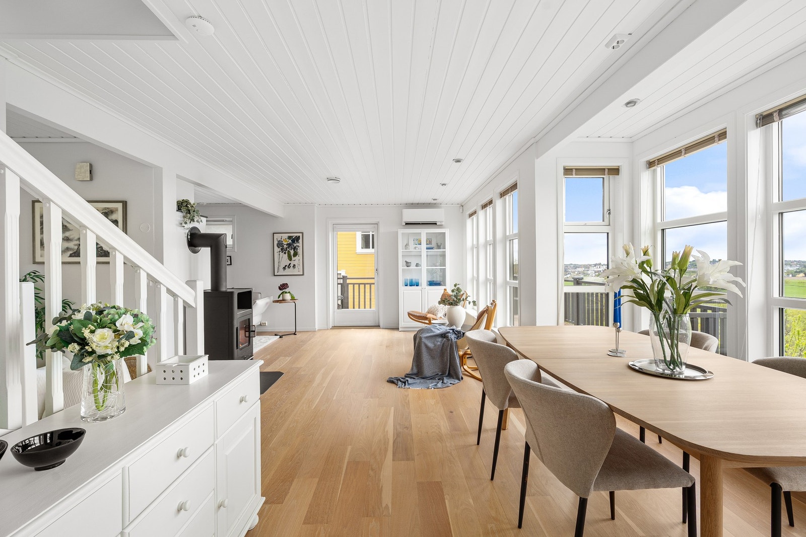 Mot kjøkkenet har en god plass til spisebord med utsikt. Galleribilde