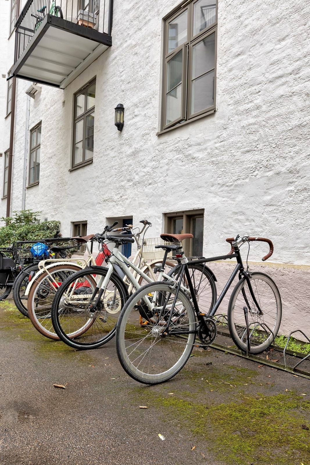 I den avlåste bakgården står sykkelen trygt og lettvint parkert. Her bor du midt i Oslos beste sykkelveinett. Galleribilde