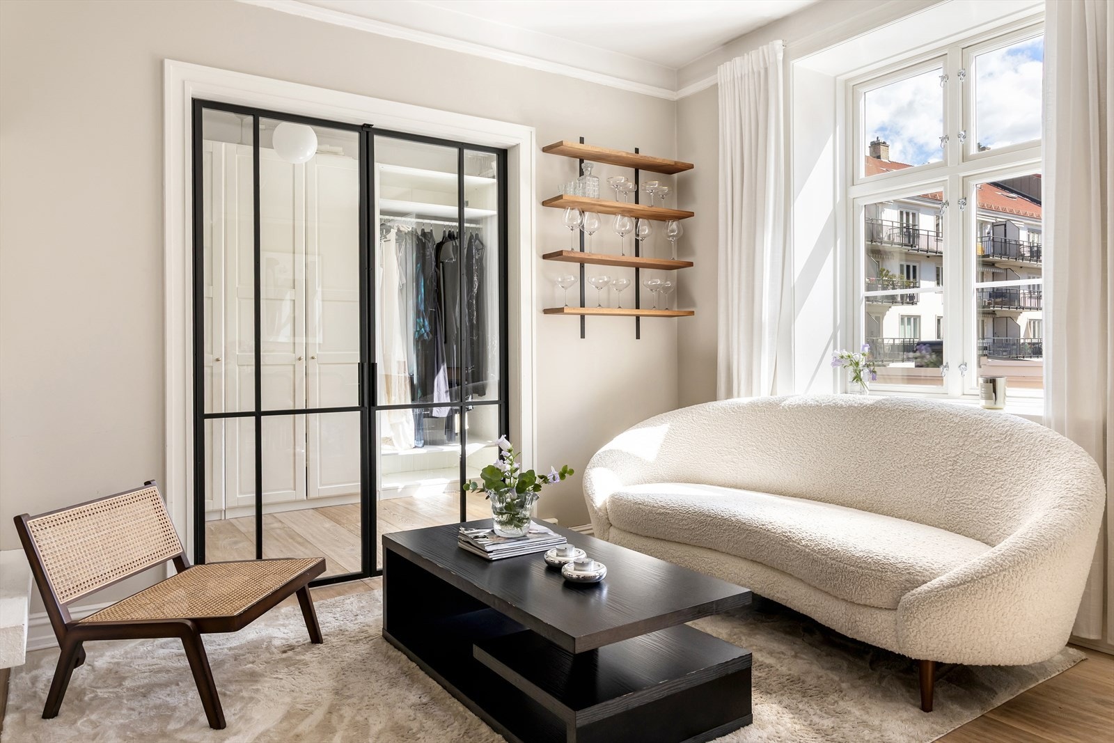 Her er det god plass til sofa med tilhørende møblement. Galleribilde