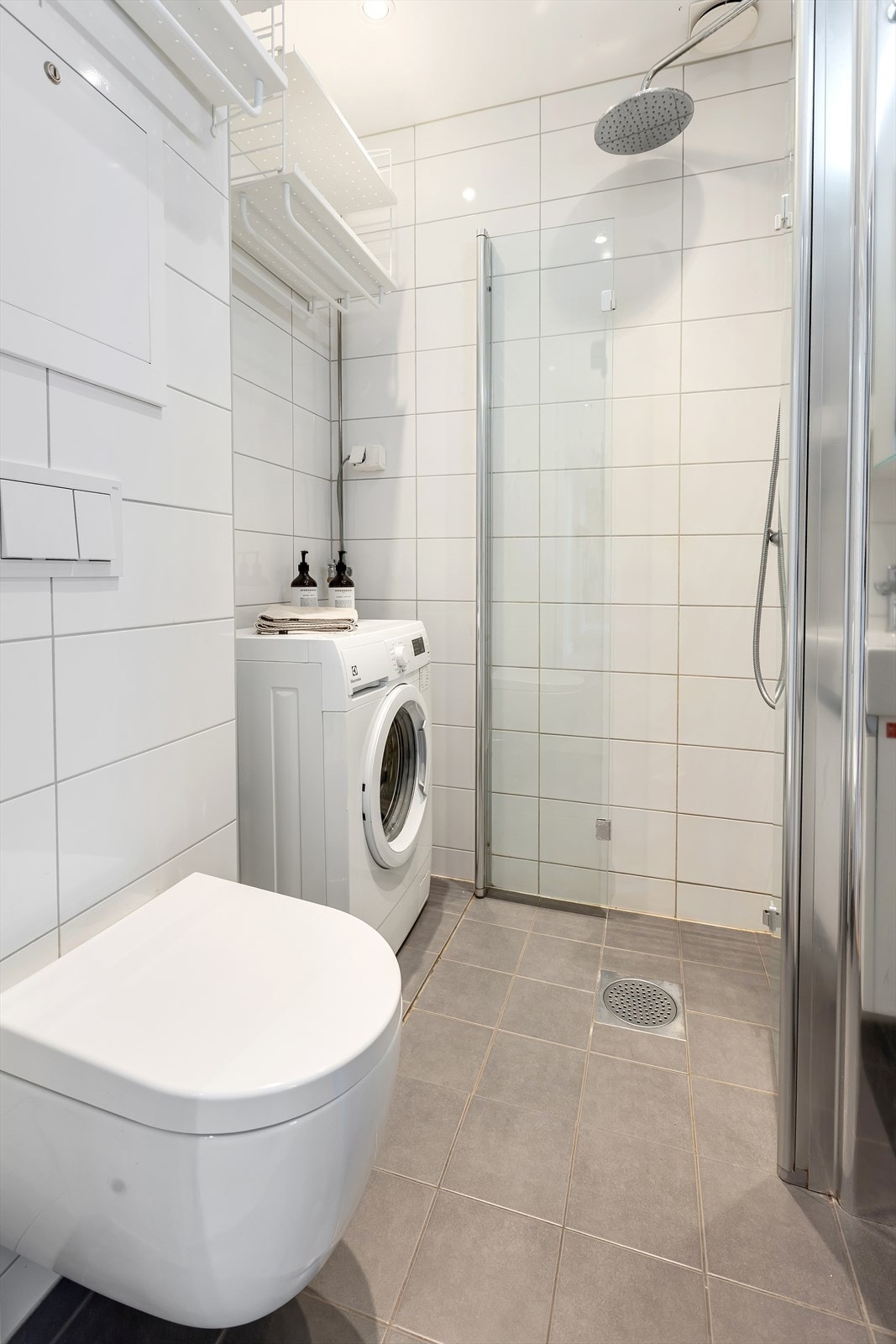 Flislagt og tidløst bad oppgradert i regi av sameiet i 2022. Badet har elektrisk gulvvarme og er innredet med vegghengt toalett, servant med tilhørende innredning, speil med belysning og dusjhjørne med svingbare glassdører. Galleribilde