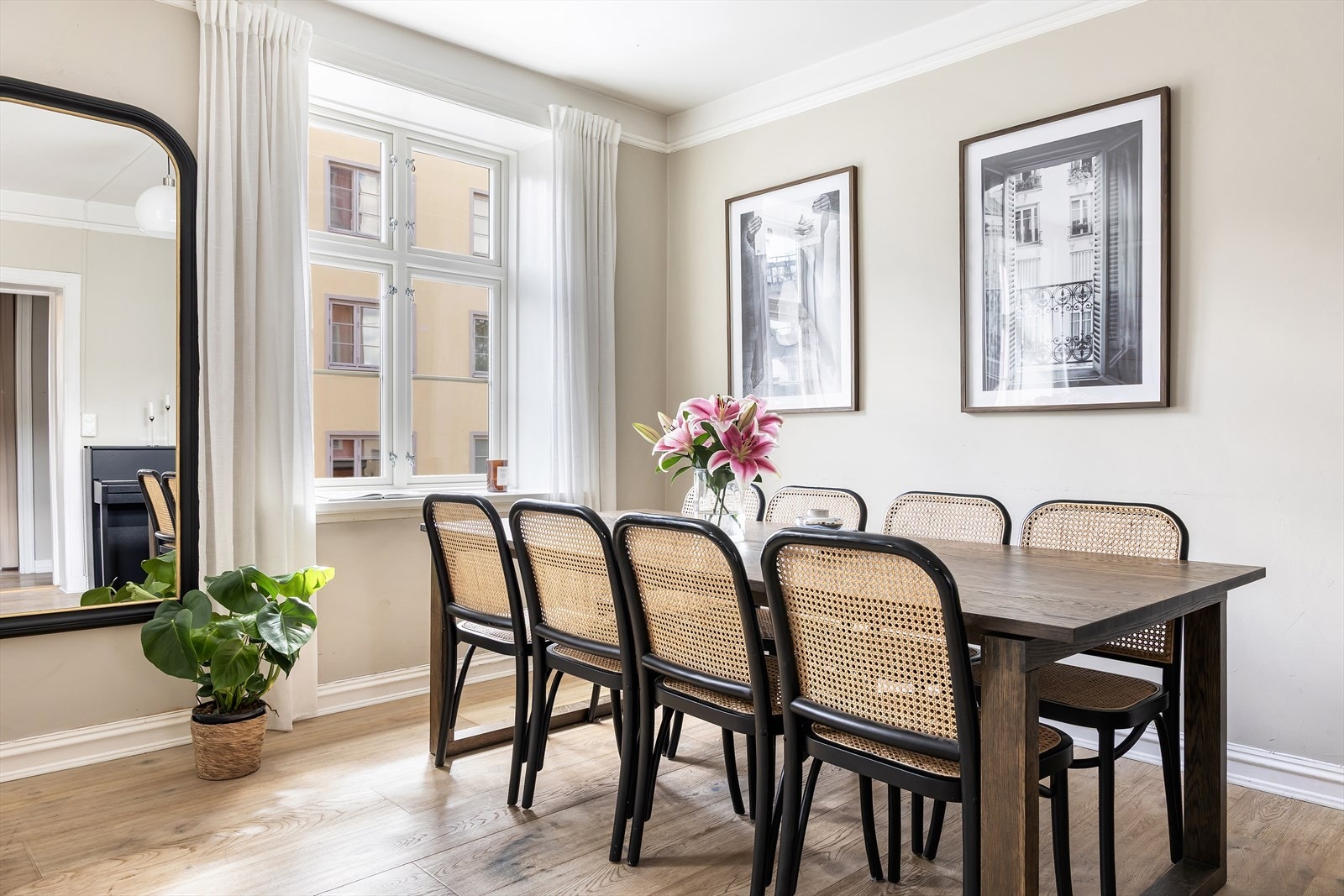 Det er også god plass til spisebord, perfekt for hyggelige middager og sosiale sammenkomster. Galleribilde
