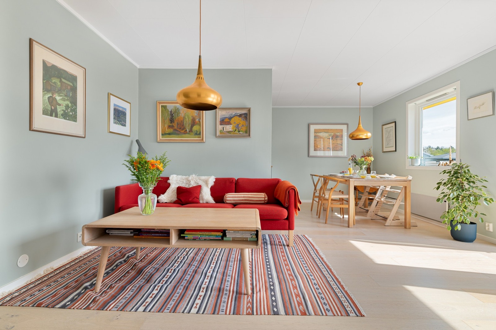Stuen har plass til både sofagruppe og spisebord i naturlige soner. Galleribilde