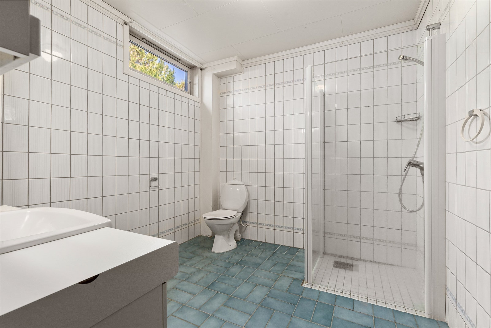 Badet er av god størrelse, men med behov for oppussing Galleribilde