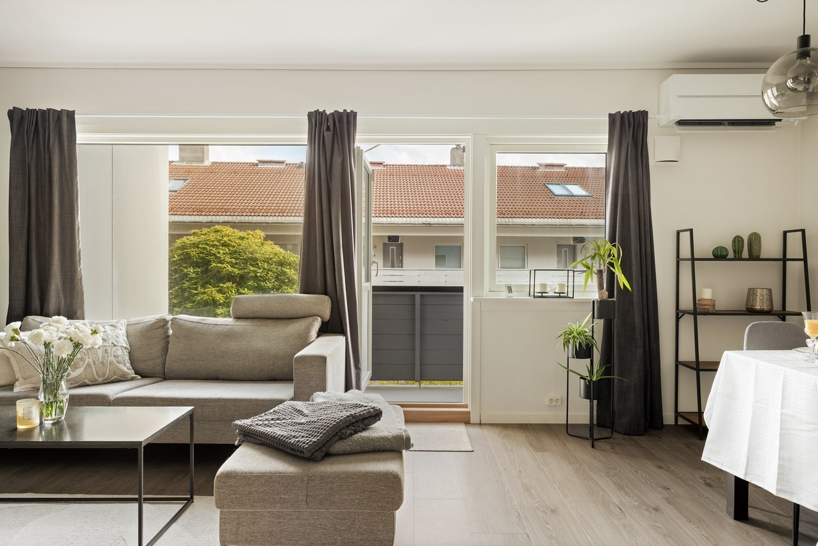 - Leiligheten har et innvendig bruksareal på 63 m², og inneholder entré, stue, kjøkken, to soverom og bad - Galleribilde