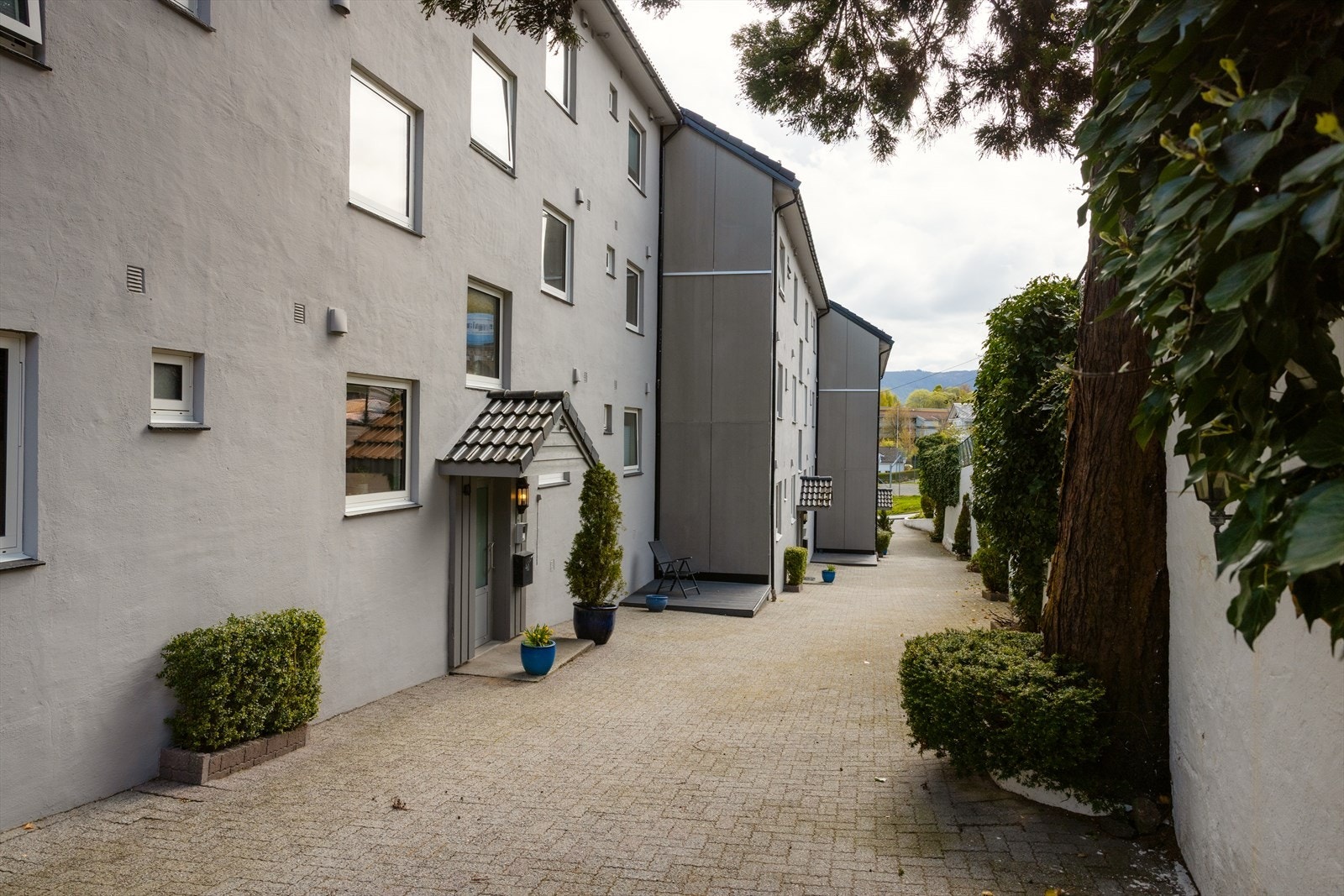 - Inngangspartiet til sameiet er ordentlig koselig - Galleribilde