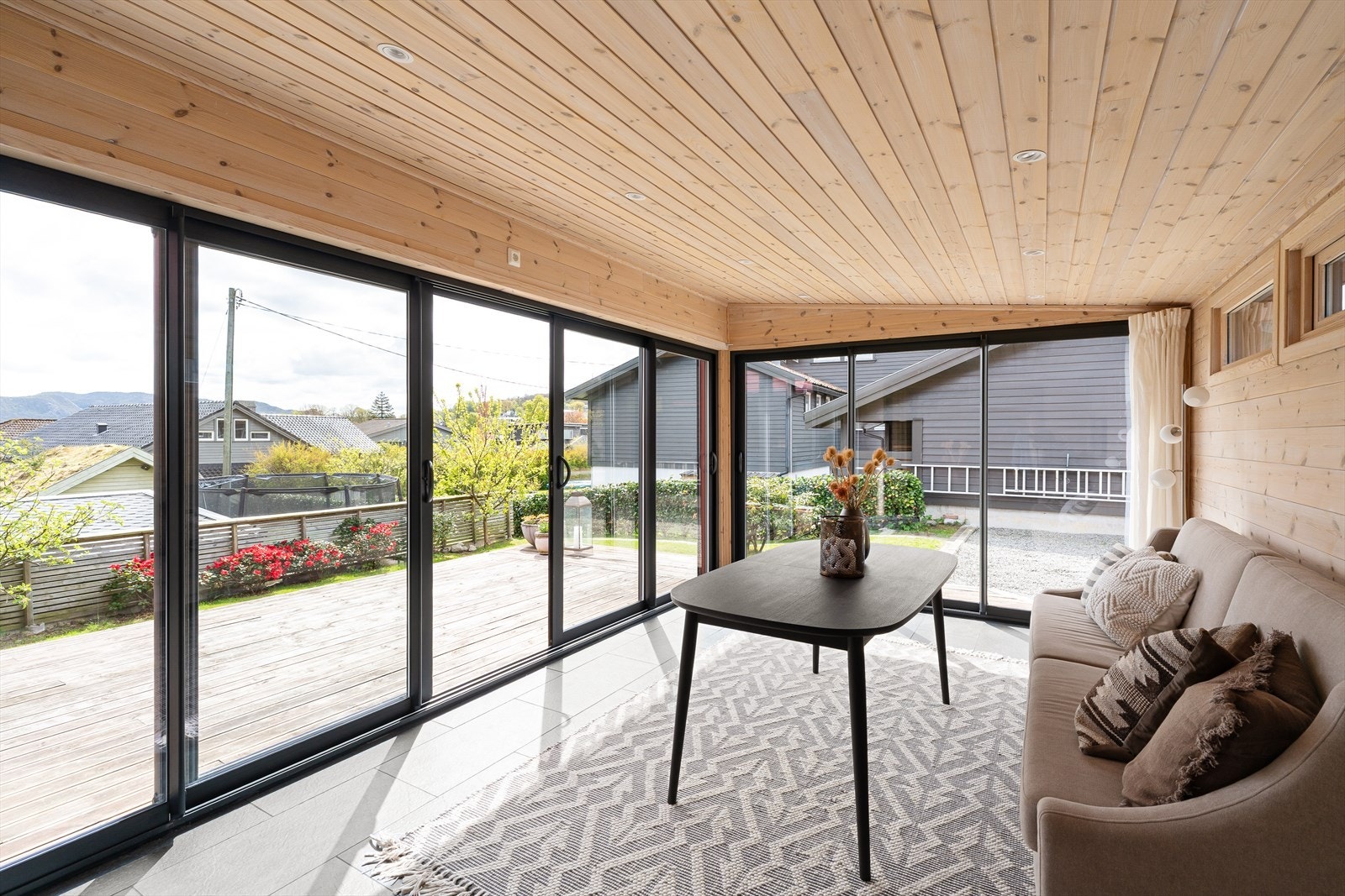 Fra stuen er det videre utgang til en romslig hagestue med store vindusflater. Her er det god plass til sofa og andre utemøbler - et perfekt samlingssted når venner og familie er på besøk. Galleribilde