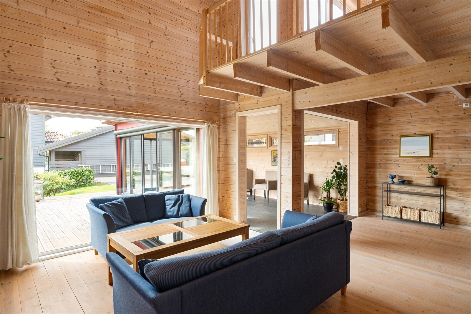 Stuen har store vindusflater som slipper inn rikelig med naturlig lys. Den gode takhøyden bidrar til en luftig og romslig atmosfære, og det er god plass til sofa og øvrig møblement. Galleribilde