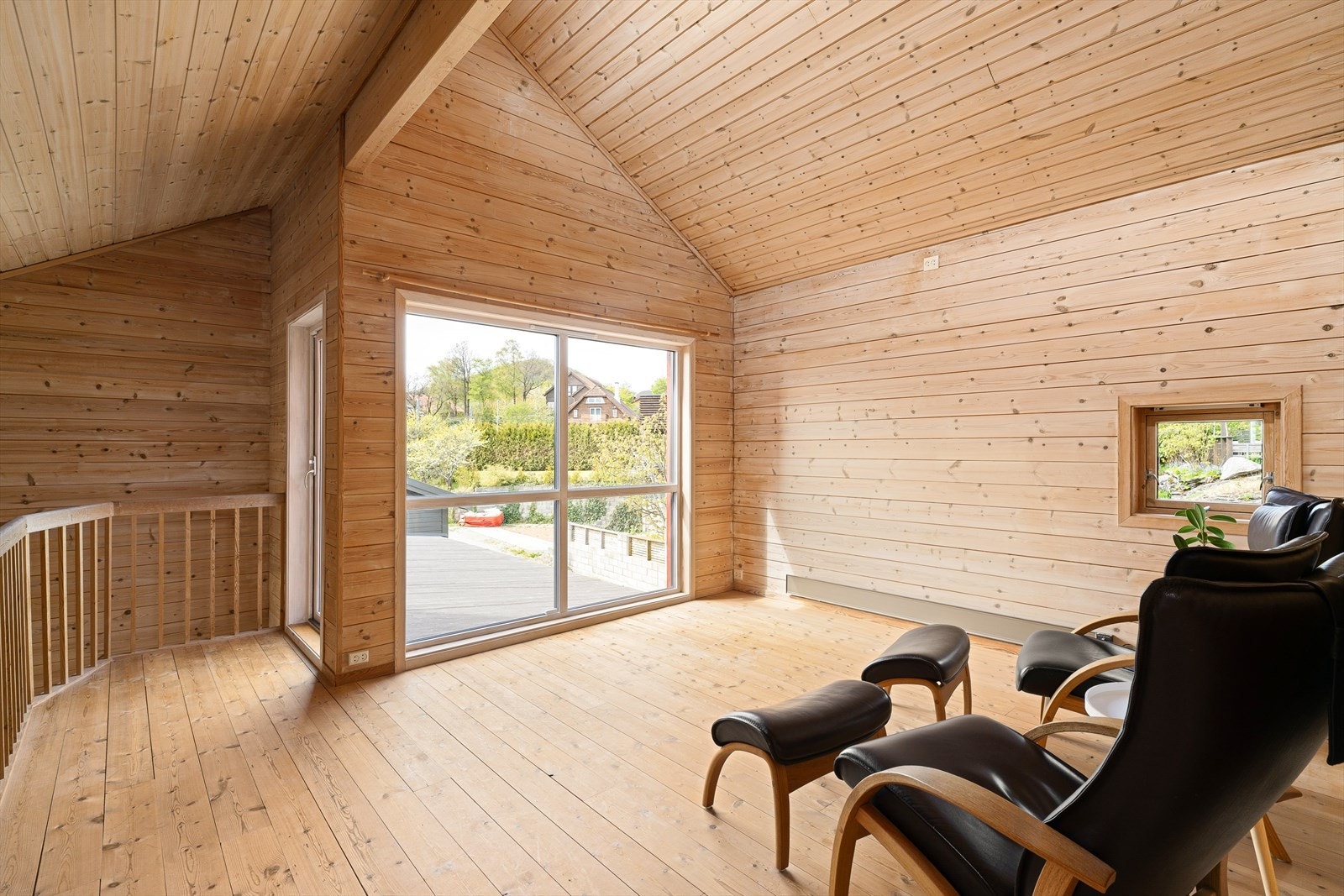Stuen er romslig med store vindusflater og god plass til sofa og annet møblement. Galleribilde