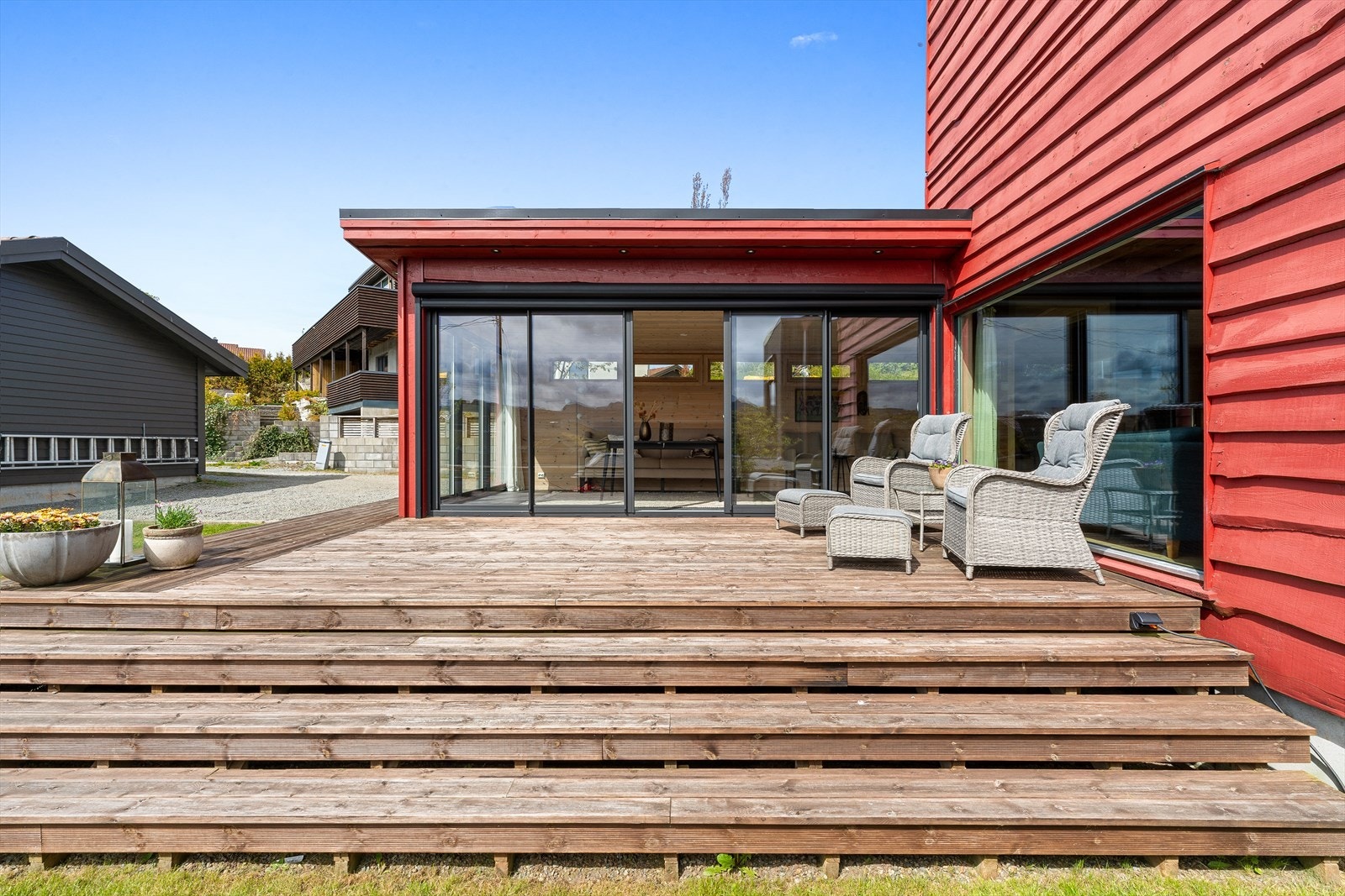 Skyvedøren leder videre ut til terrassen og den frodige hagen med gode solforhold. Galleribilde