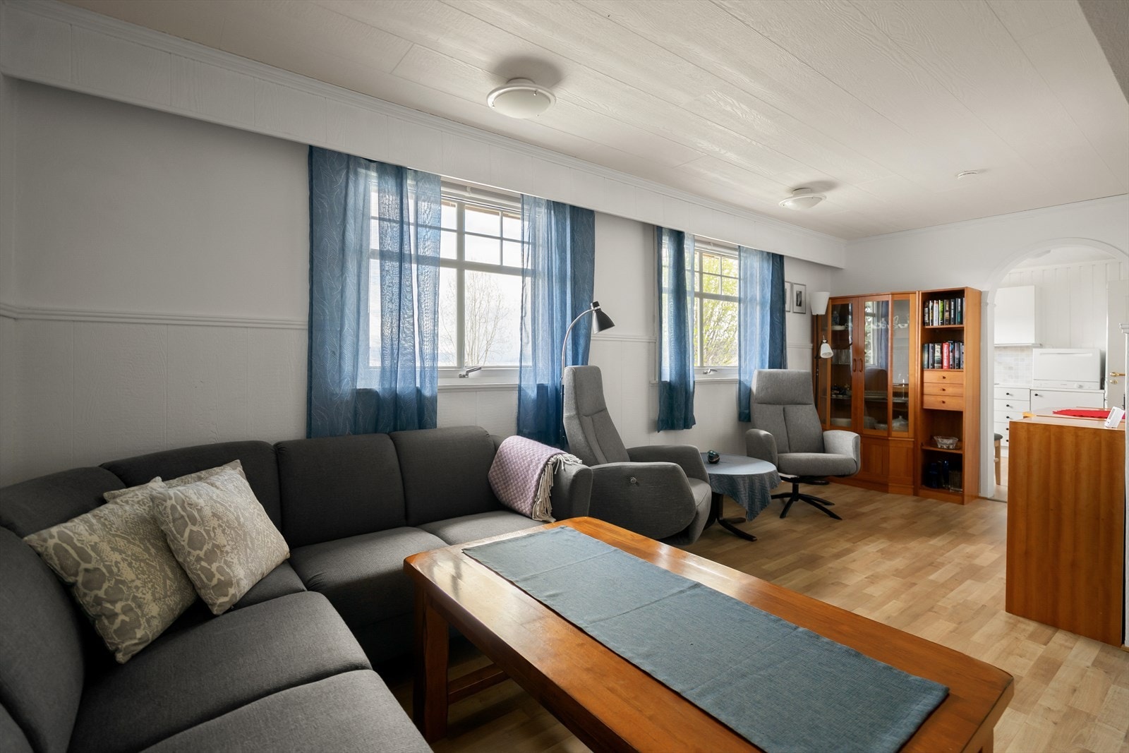 Stuen har plass til møblering i flere soner (rommet er ikke bruksendret/godkjent til dagens bruk). Galleribilde