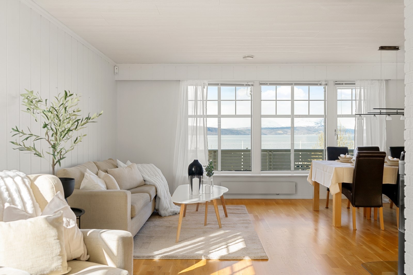 Denne eneboligen har alt du trenger! Her får familien plass til alt, i tillegg til basseng, stor hage og fantastisk utsikt. Galleribilde