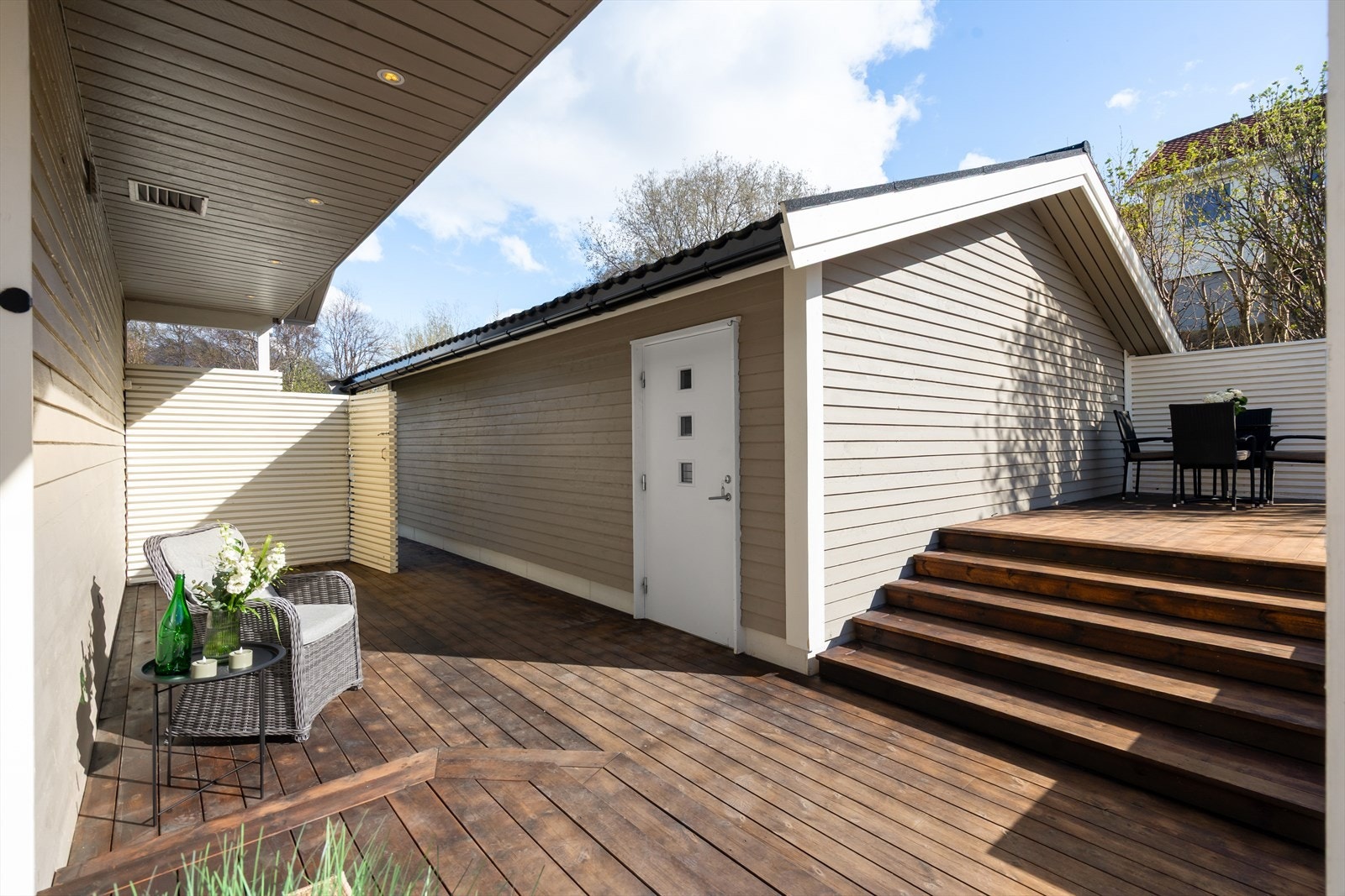 Det er opparbeidet ulike soner med terrasse på eiendommen. Galleribilde
