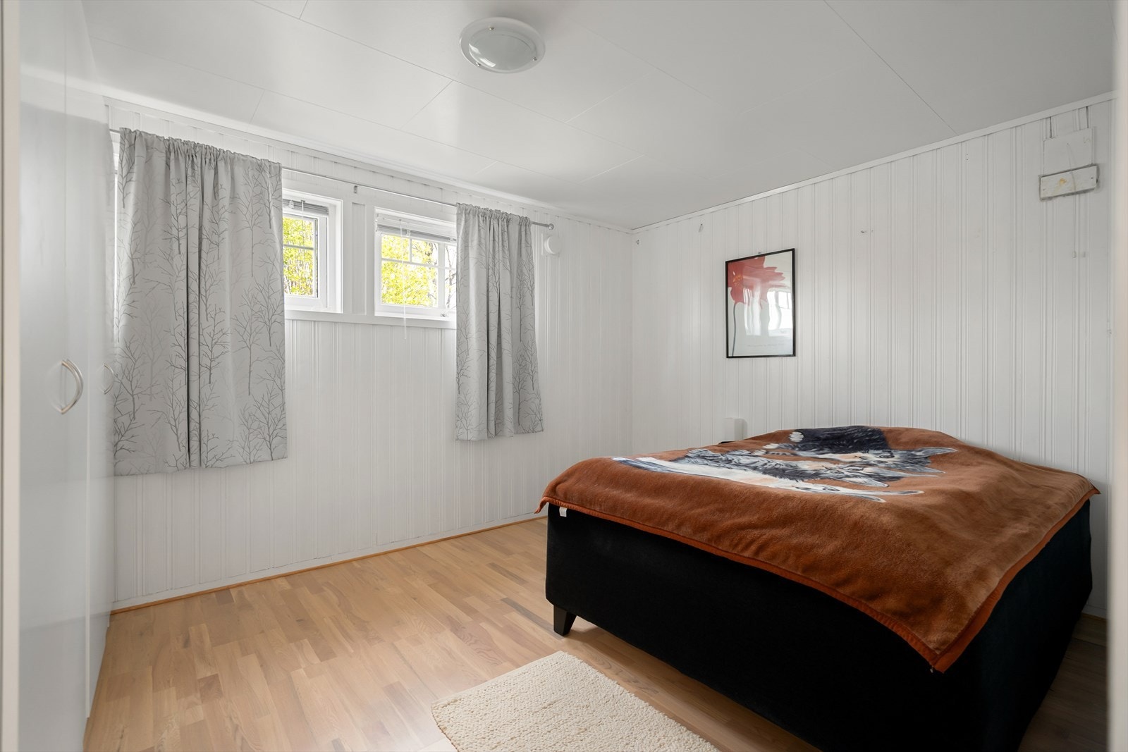 Leiligheten har et stort soverom. (vindu er for høyt mtp rømningsvei, stigetrinn eller lignende må etableres) Galleribilde