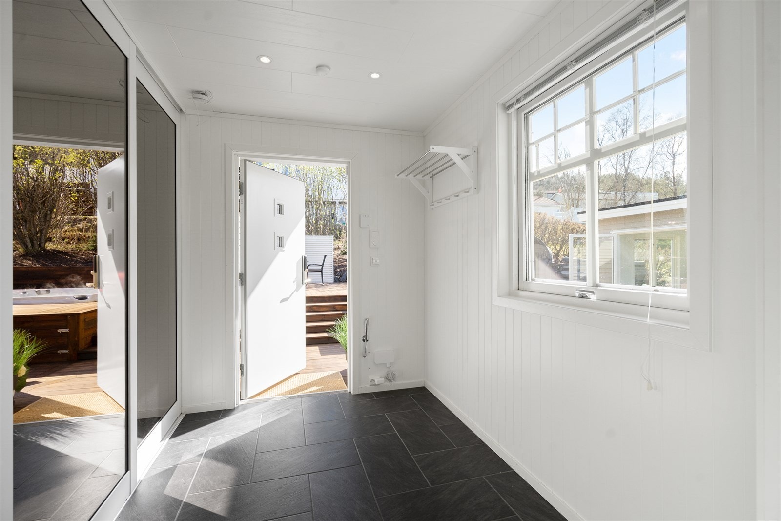 Entré- Velkommen inn. Her er det godt med plass for å henge fra seg og oppbevare yttertøy. Galleribilde