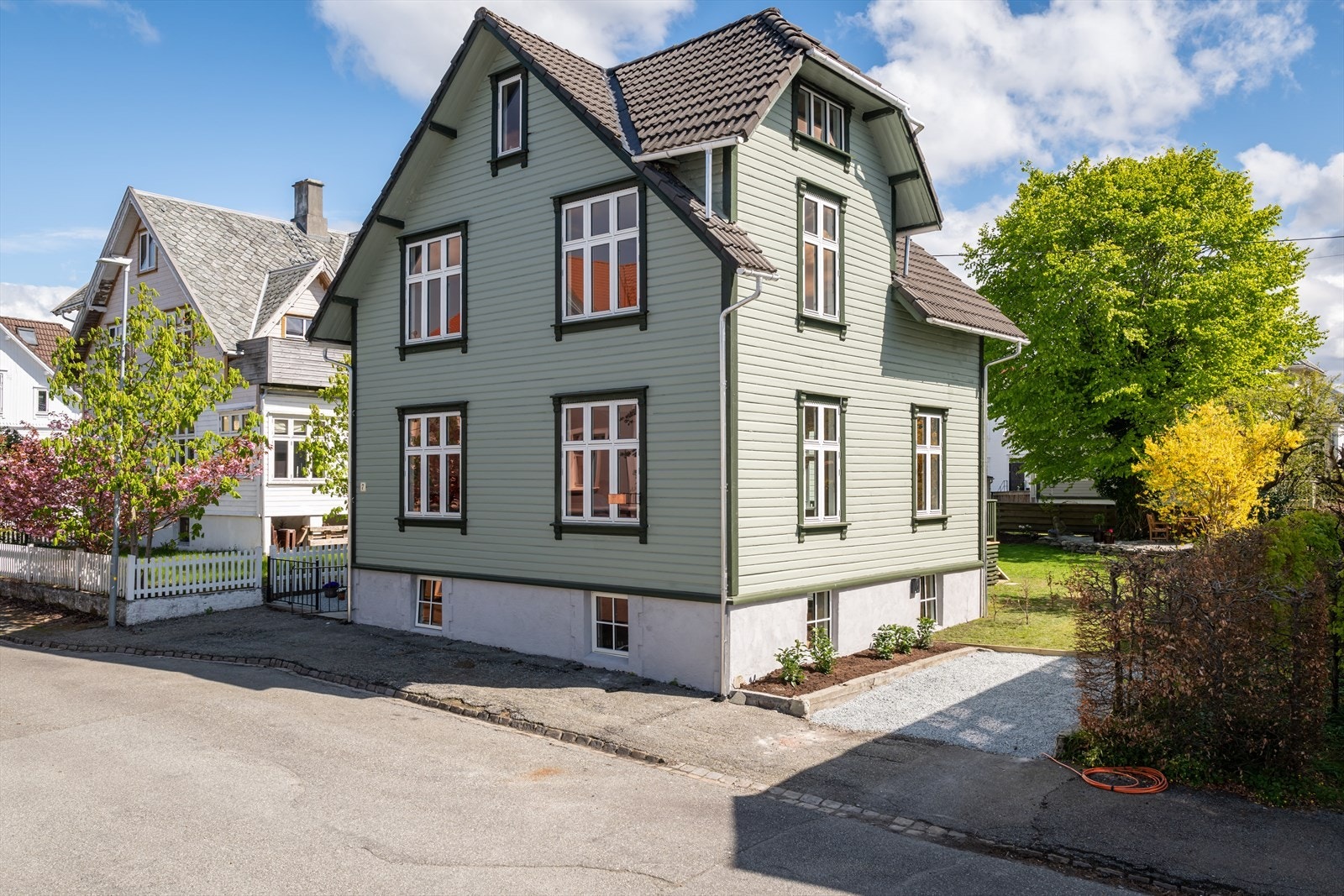Biloppstillingsplass på tomt, og ferdig installert elbillader. Galleribilde