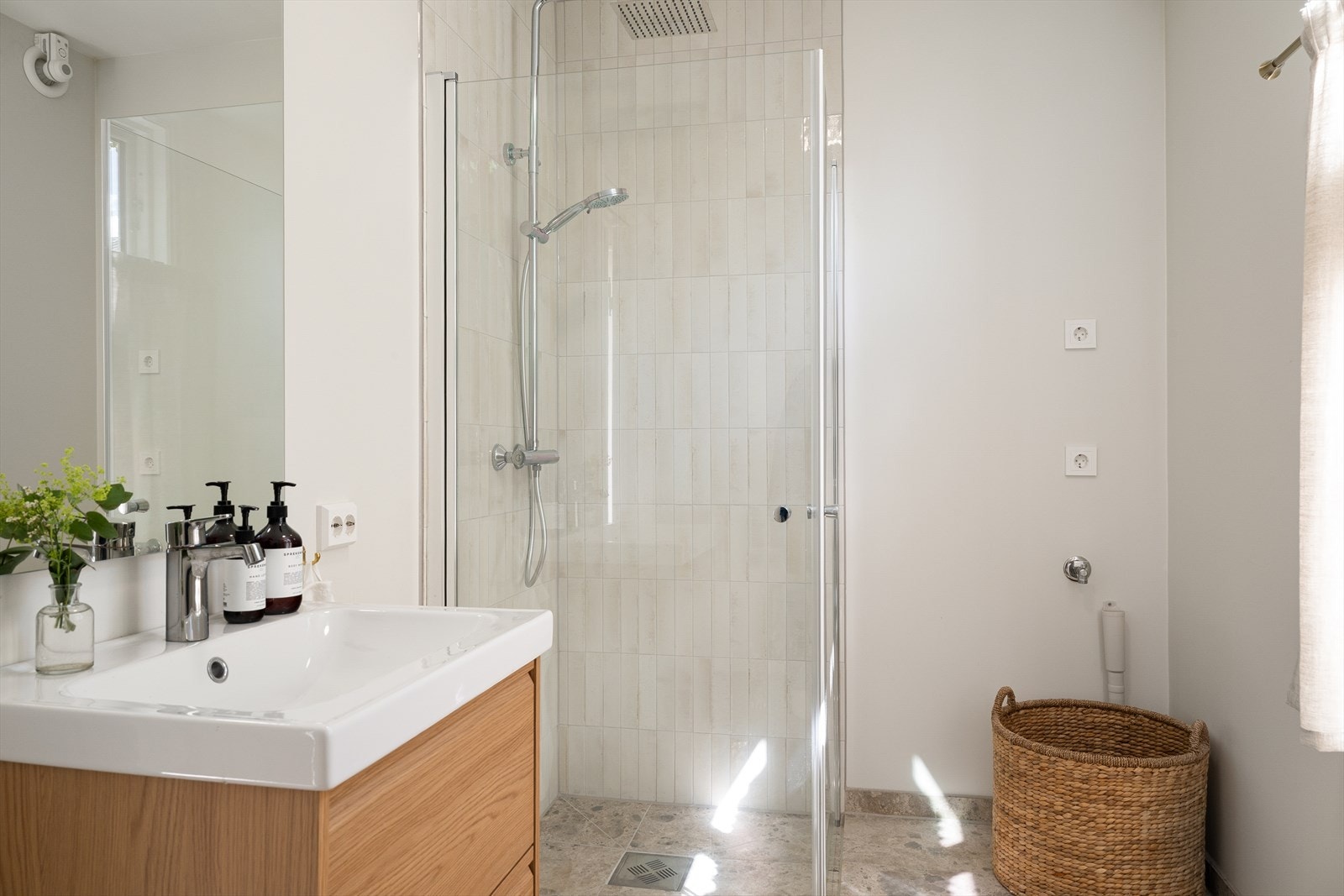 Badet er moderne utført med flislagt gulv med varmekabler, samt vegger med malte flater og lekre fliser i dusjsone. Galleribilde