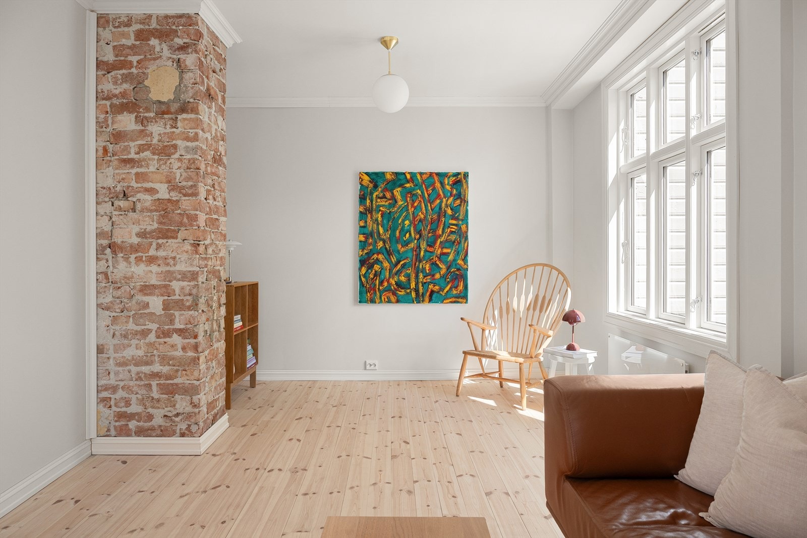 Detaljrikt listverk, god takhøyde og vakkert innslag av teglstein. Galleribilde
