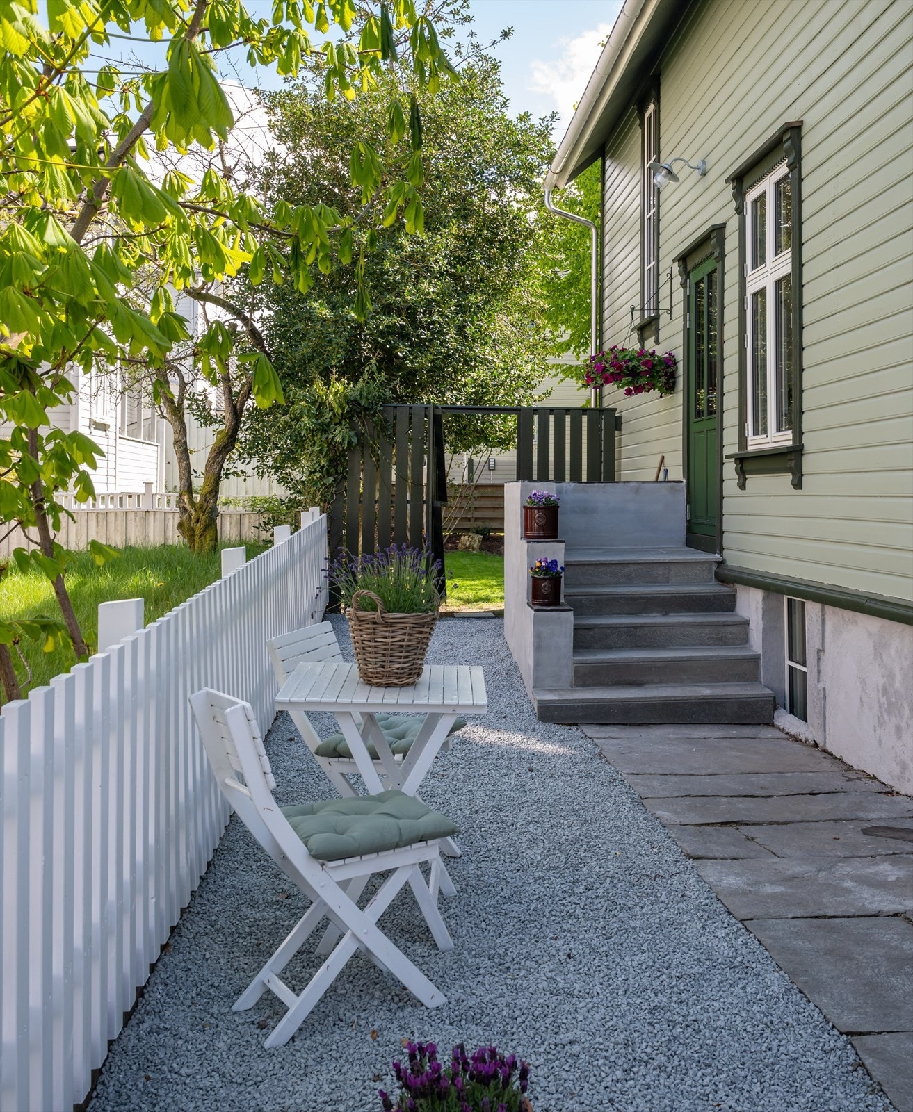 Fra gateplan leder store "Stavangerheller" frem til inngangspartiet. Disse lå på eiendommen da nåværende eier overtok. Trappen er belagt med Oppdal skifer. Galleribilde