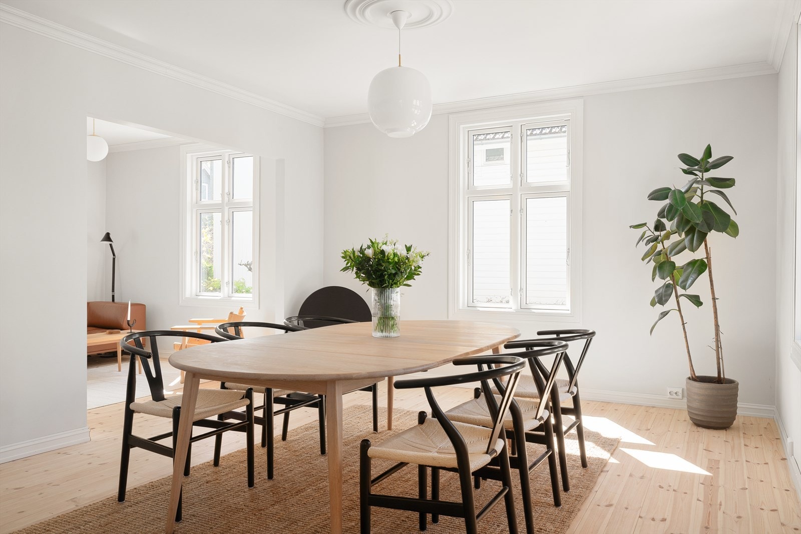 Gjennomgående for etasjen er furugulv og lysmalte vegger. Galleribilde