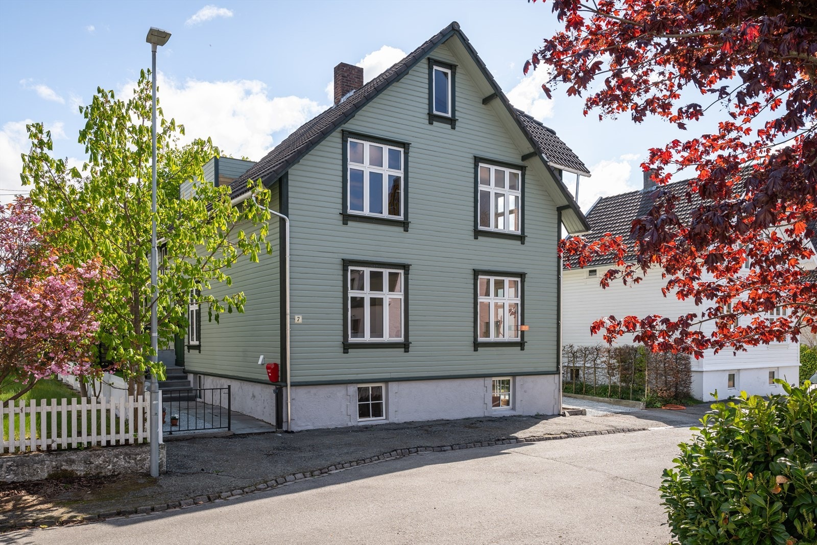 Boligen har gjennomgått en omfattende renovering i 2025, og holder i dag en gjennomgående moderne standard. Alle vinduer er byttet, alt elektrisk, alle rør. Galleribilde