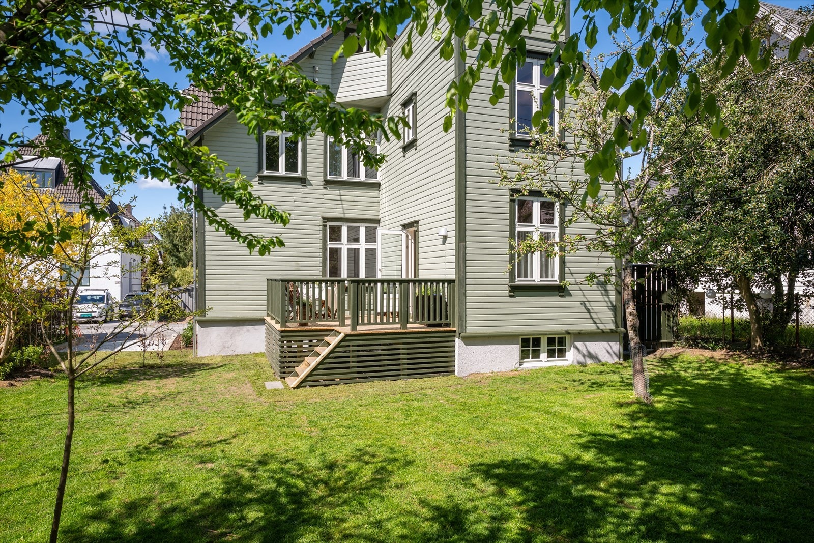 I hagen kan barna løpe barbeint på gressplenen, i trygge og harmoniske omgivelser. Det er eple- og plommetre på eiendommen. Galleribilde