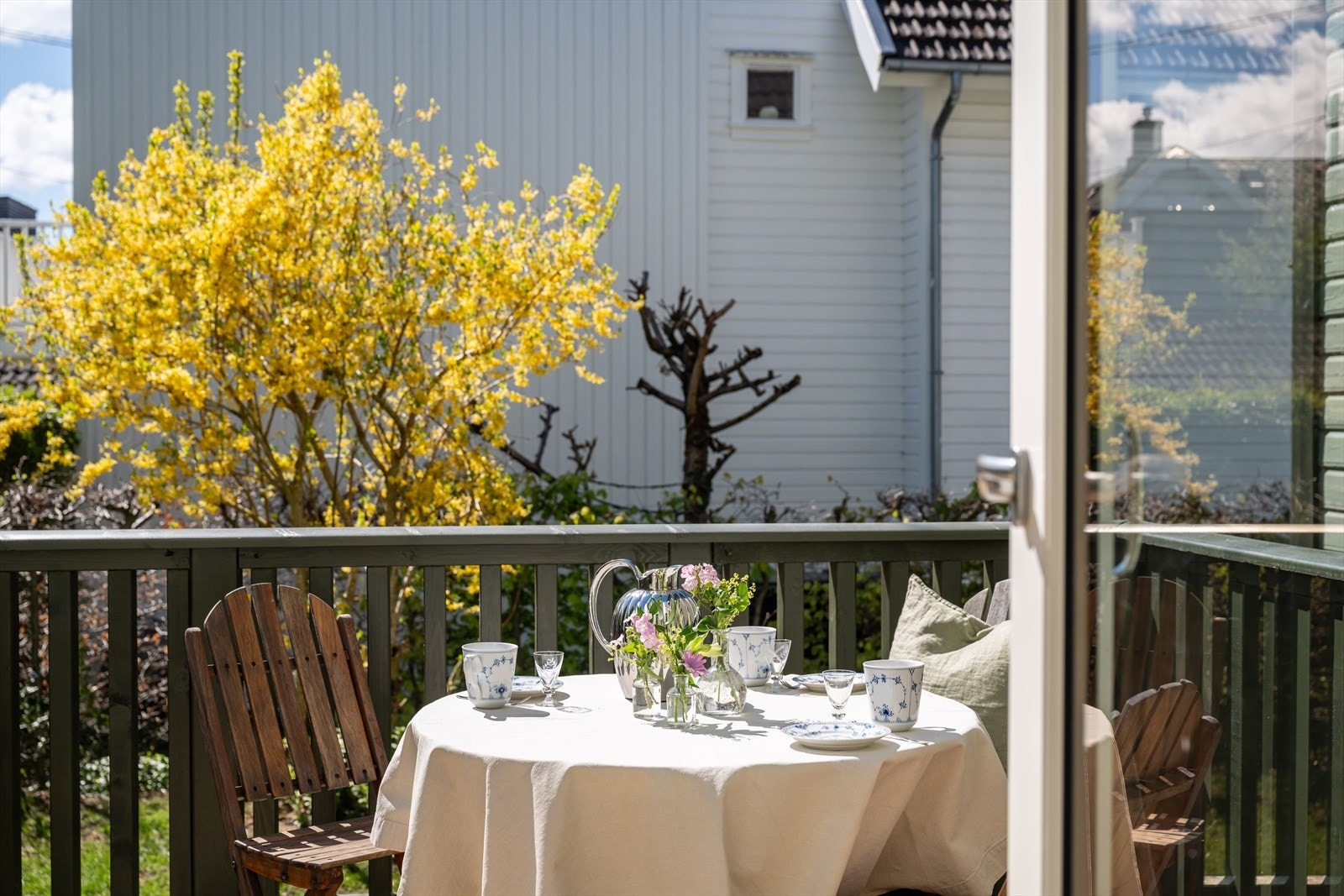 Solfylt og lun terrasse med utgang fra entre i 1. etasje Galleribilde